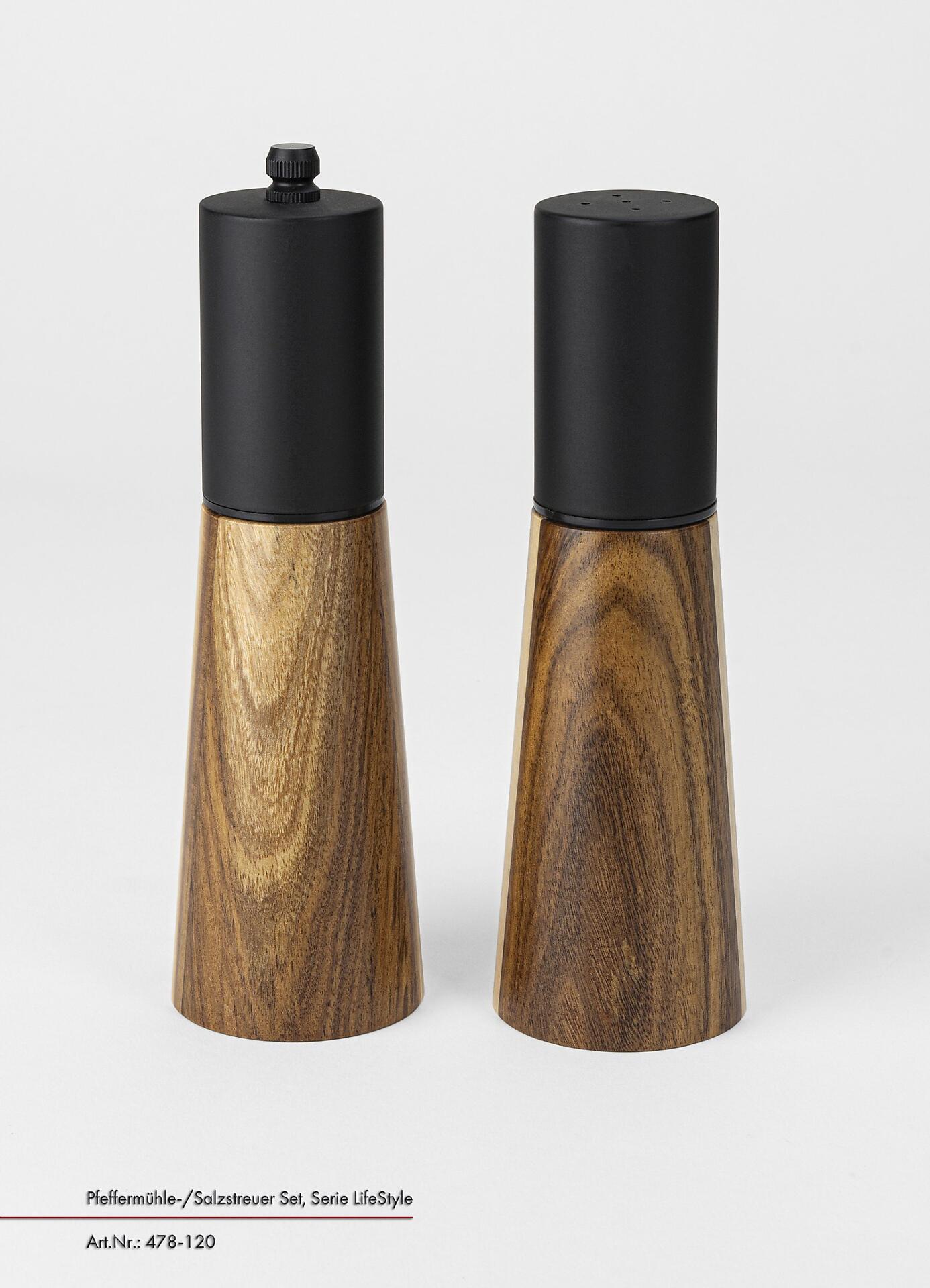 Pfeffermühle- und Salzstreuer-Set LifeStyle mit zylindrischem Holzkorpus und gerändeltem Deckel zur einfachen Bedienung.