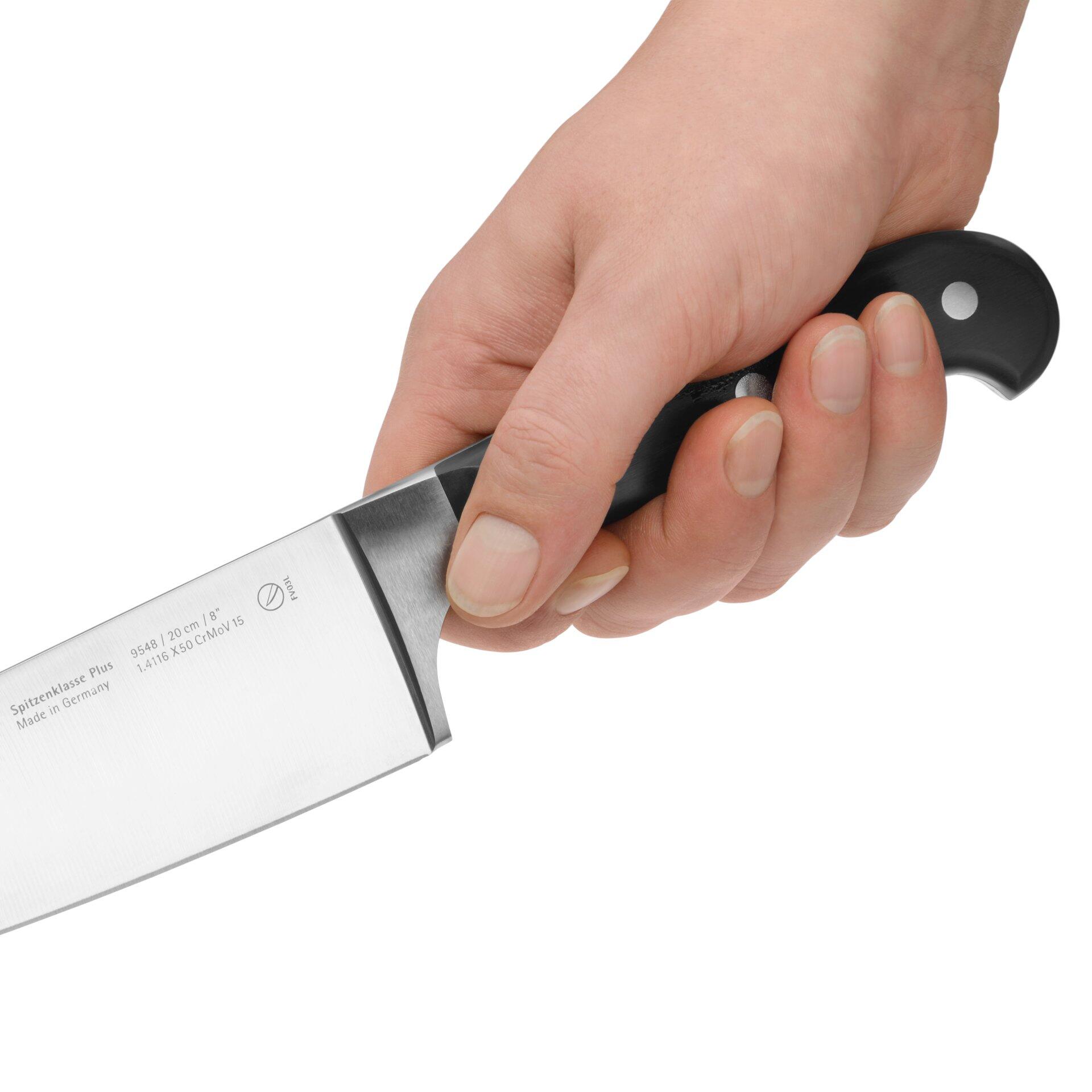 Detailaufnahme des WMF Fleischmessers "Spitzenklasse Plus Made in Germany" mit ergonomischem Griff und schmaler, 20 cm langen Edelstahlklinge im 95,46-Grad-Winkel.