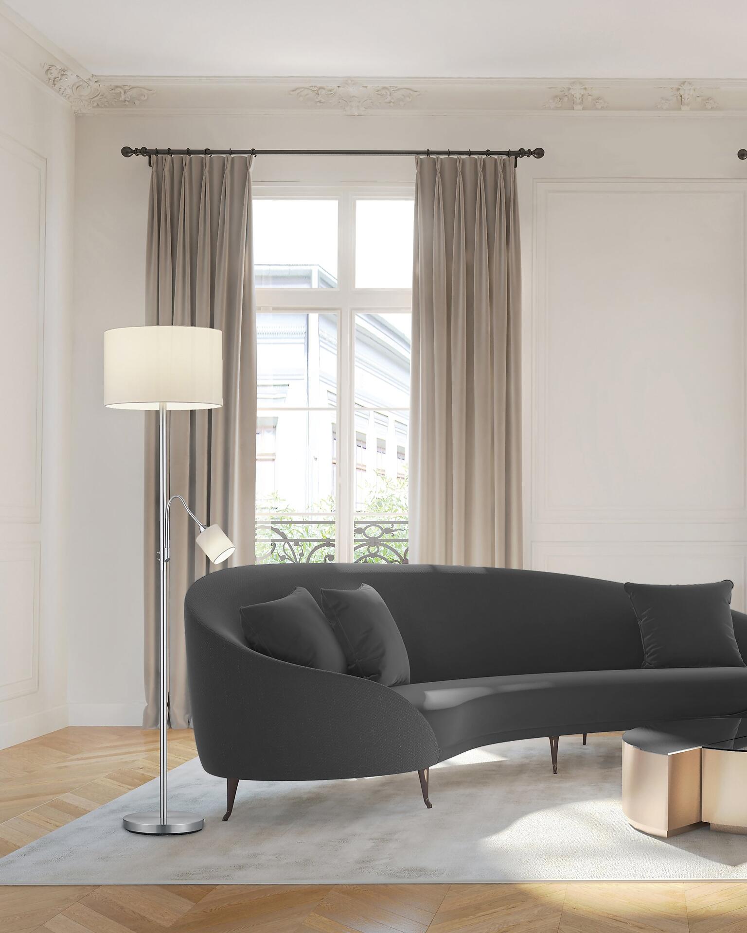 Stehleuchte in Silber mit weißem Lampenschirm, separat schaltbar, beleuchtet eine elegante graue Eckcouch in einem stilvollen Wohnzimmer.