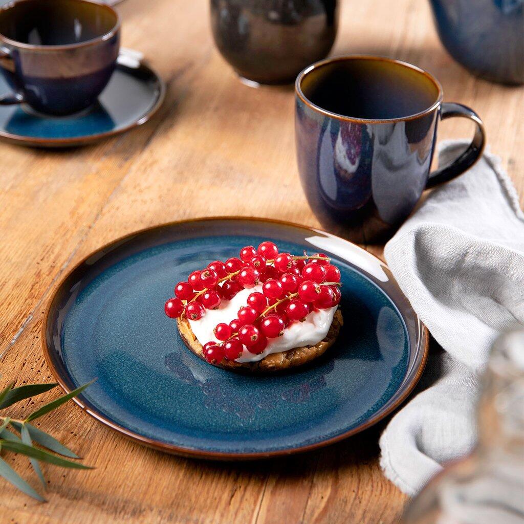 Kaffeeobertasse Crafted Denim mit Dessert auf einem Teller in blau-brauner Reaktivglasur, aus der Vogelperspektive präsentiert, um die stilvolle Präsentation von Speisen zu zeigen.