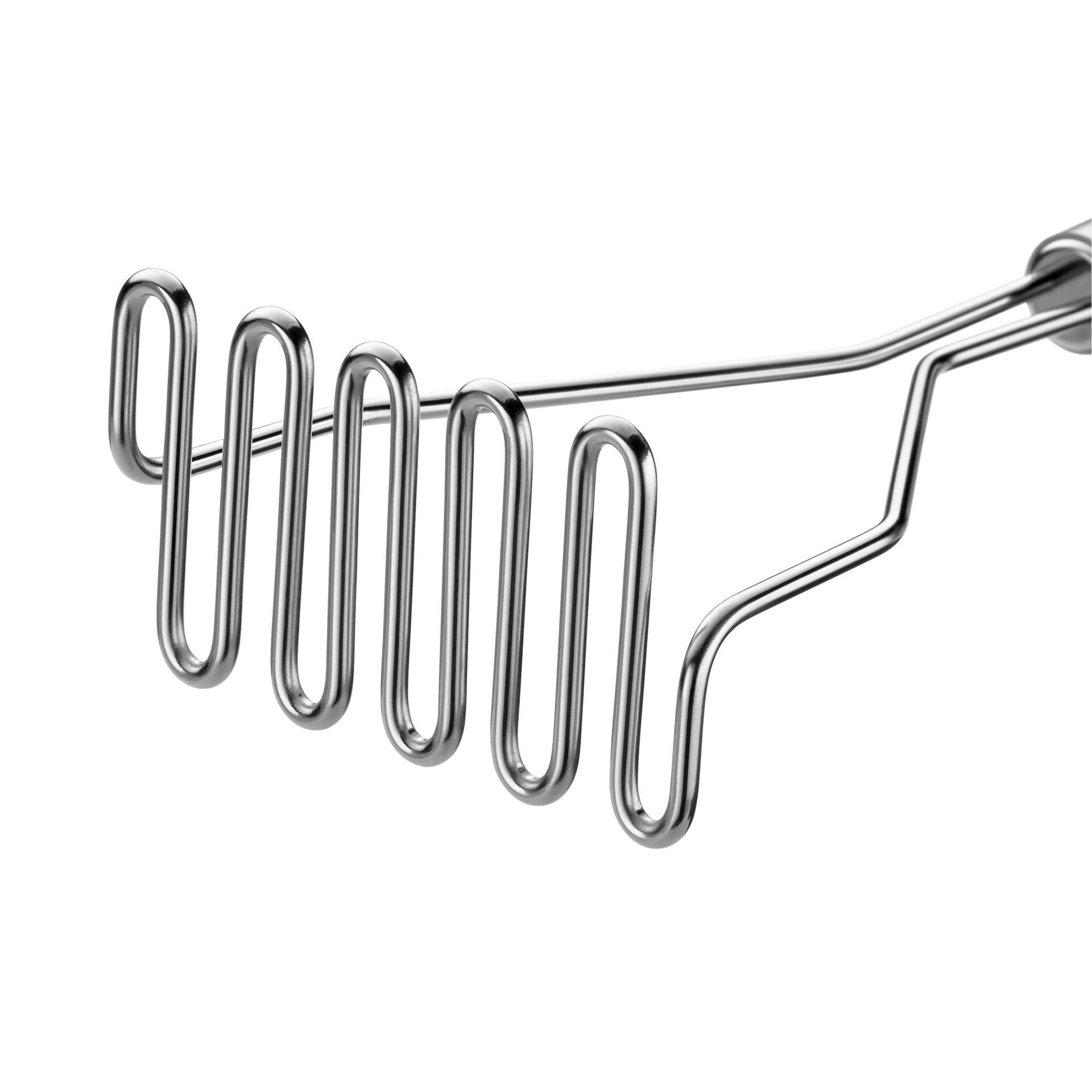 WMF Profi Plus Kartoffelstampfer: Detailaufnahme der geschwungenen Metallstange mit gebogenen Haken zur einfachen Handhabung.