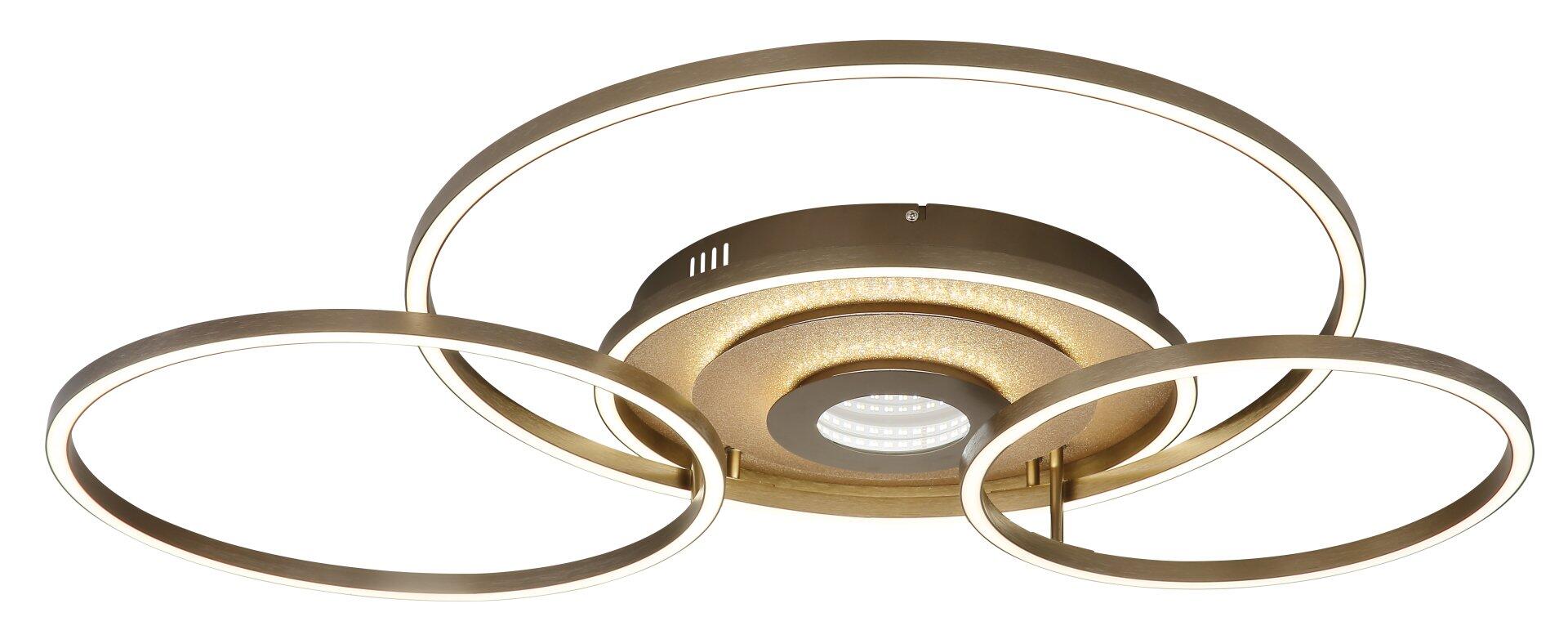 Moderne Deckenleuchte MILES mit vier golden schimmernden, übereinander angeordneten Ringelementen und zentraler LED-Lichtquelle, die einen weichen Lichtschein erzeugt.