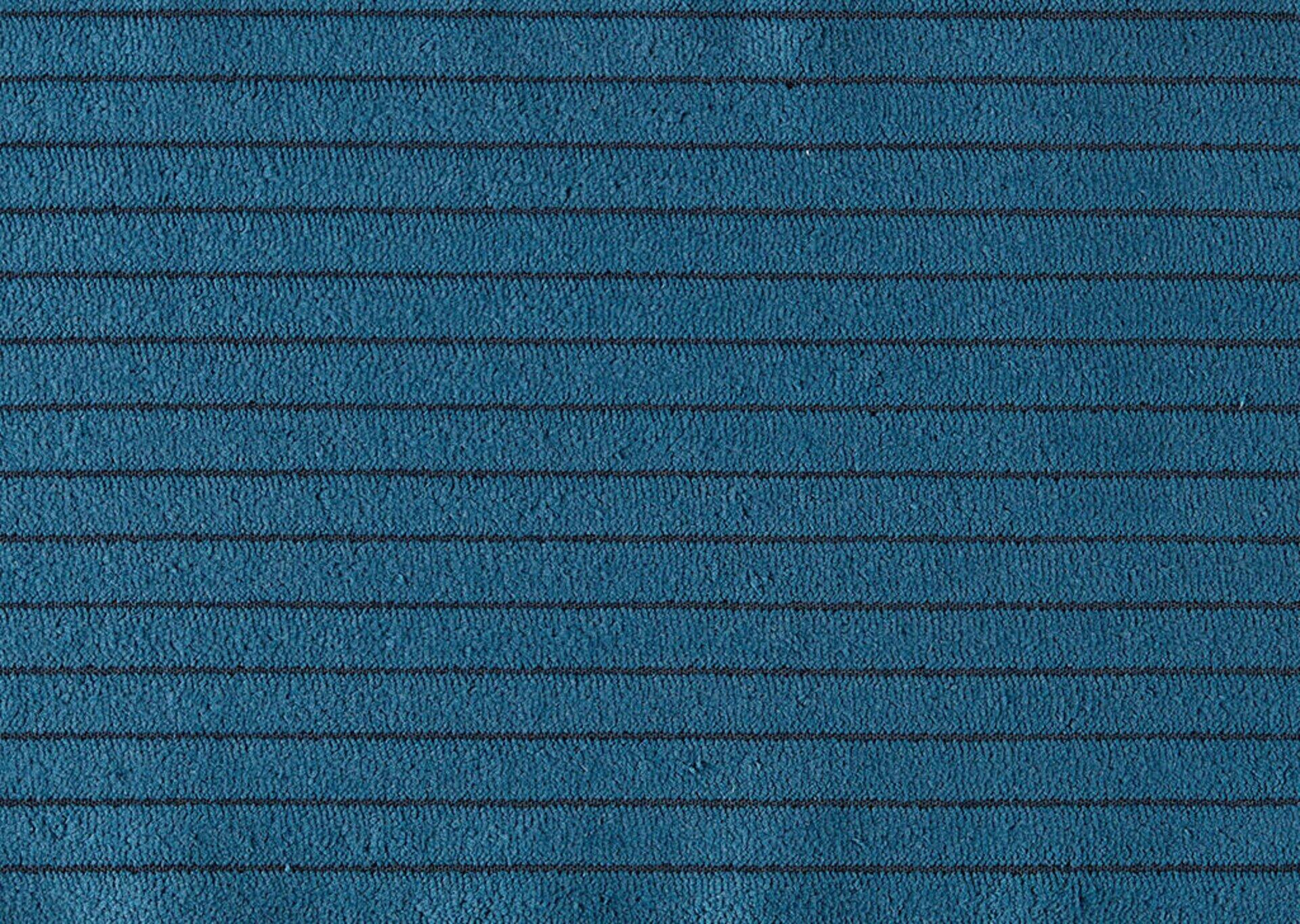 Nahaufnahme der strukturierten Oberfläche des blauen Ecksofas Mango mit vertikalen Rillen.