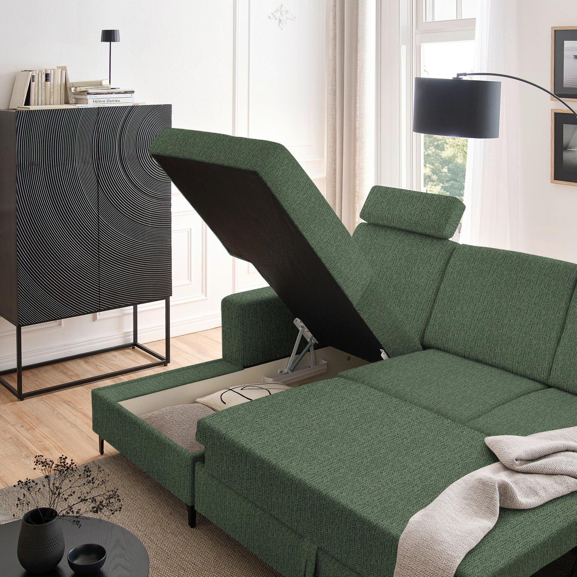 Grünes Ecksofa Balina mit ausgezogener Schlaffläche und hochgeklappter Sitzfläche, die einen Stauraum mit Gasdruckfeder-Mechanismus freigibt.