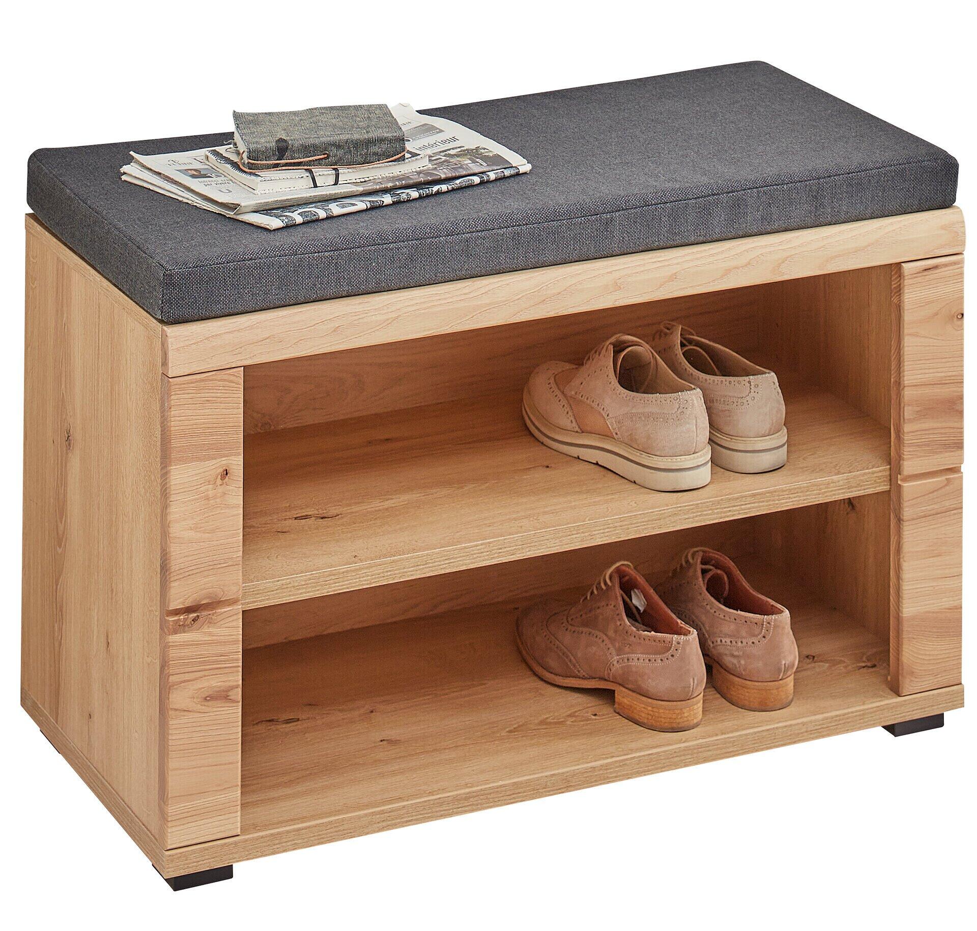 Bank, Sonos: Schuhschrank mit drei Ablageflächen, Sitzkissen und offene Fächer zur Aufbewahrung von Schuhen und anderen Gegenständen, leicht erhöhte Perspektive.