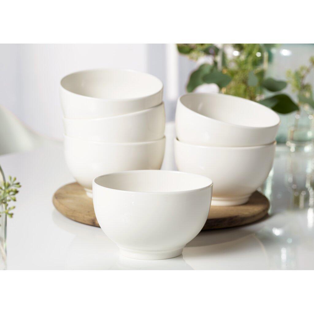 Weiße, ovale Keramikschalen der Serie Basic White von Villeroy & Boch, leicht gewölbter Innenraum und schmaler Rand, präsentiert auf einem Holzbrett.