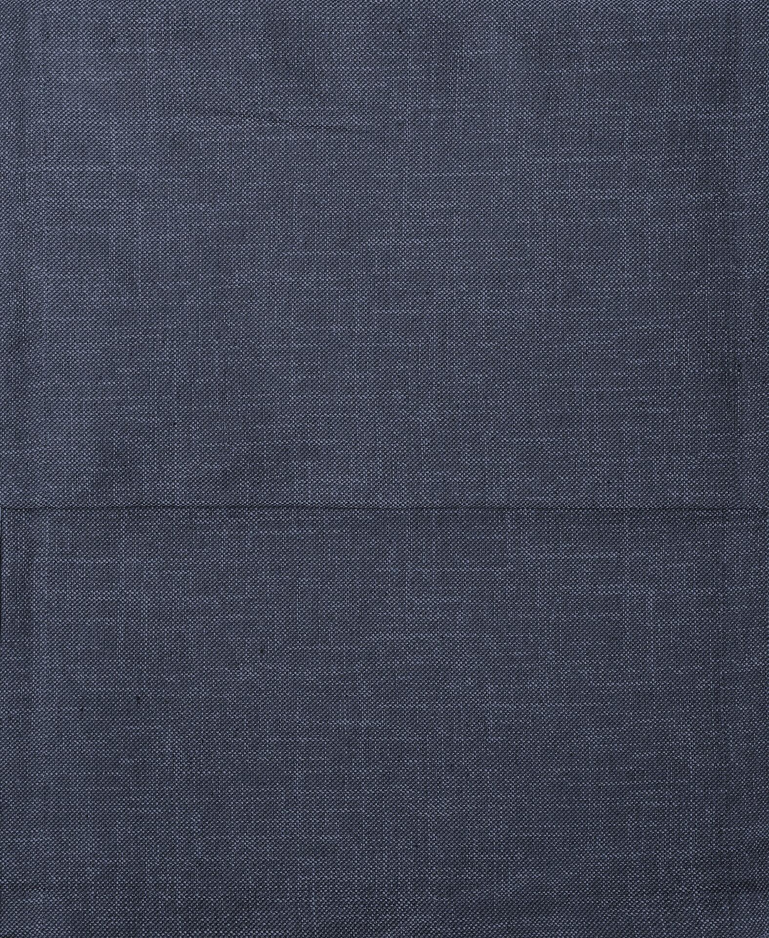 Nahaufnahme eines dunkelblauen Tischläufers Riva aus Baumwoll-Polyester-Jacquard, der eine strukturierte, grob gewebte Oberfläche zeigt.