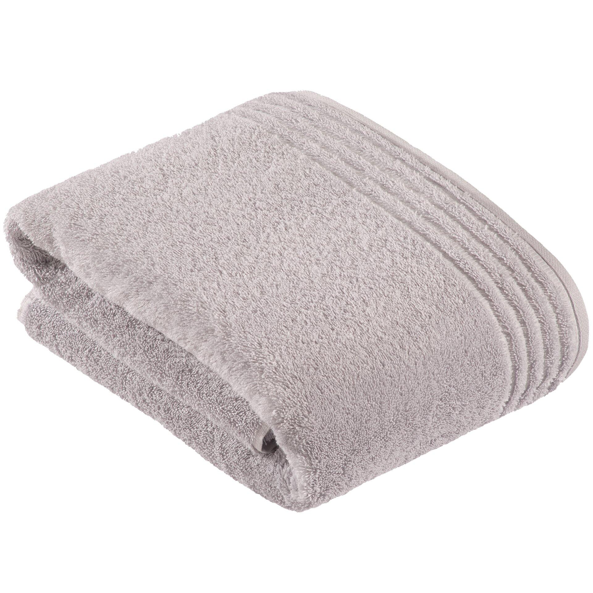 Detailaufnahme eines grau gefalteten Badetuchs ViennaStyleSupersoft, das die weiche Textur und die geschwungenen Linien der Faltung zeigt.