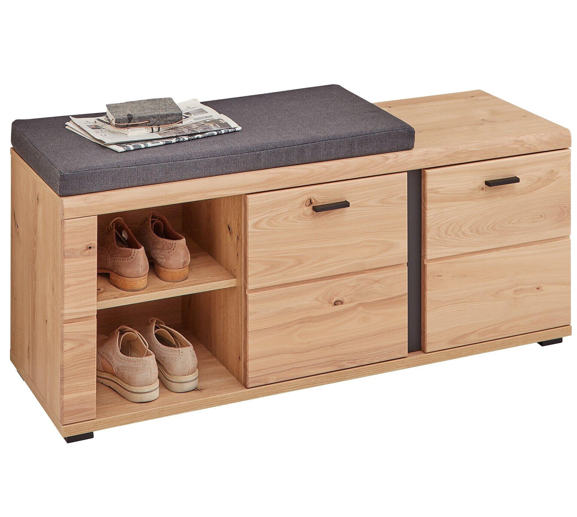 Bank, Sonos, aus hellem Holz mit drei offenen Schuhablagen links und zwei Schubladen rechts, bequemes Sitzkissen mit grauem Stoffbezug.
