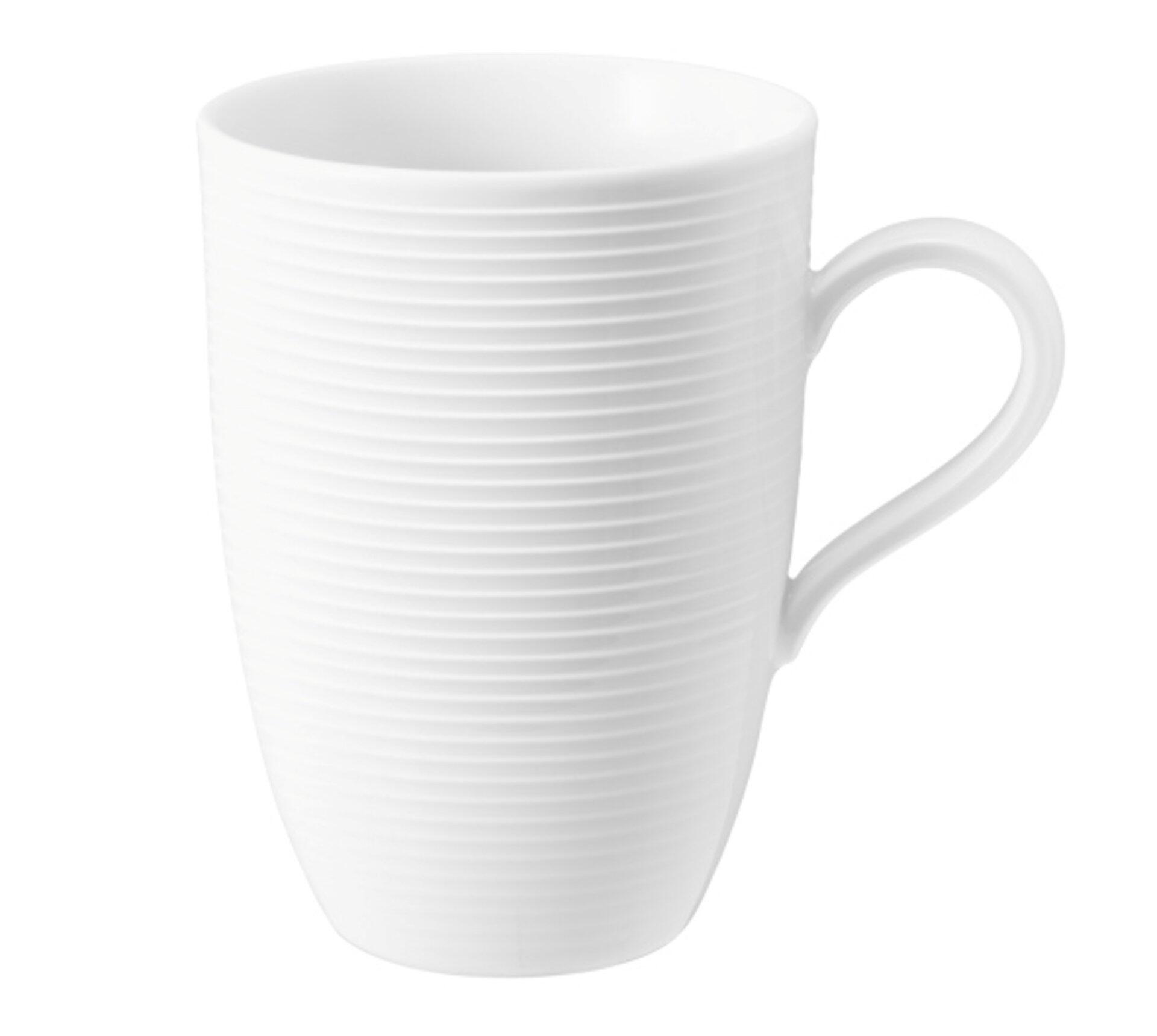 Weißer Maxi-Becher "Beat" mit geriffelter Oberfläche und konischer Form, aus der Seitenperspektive sichtbar.