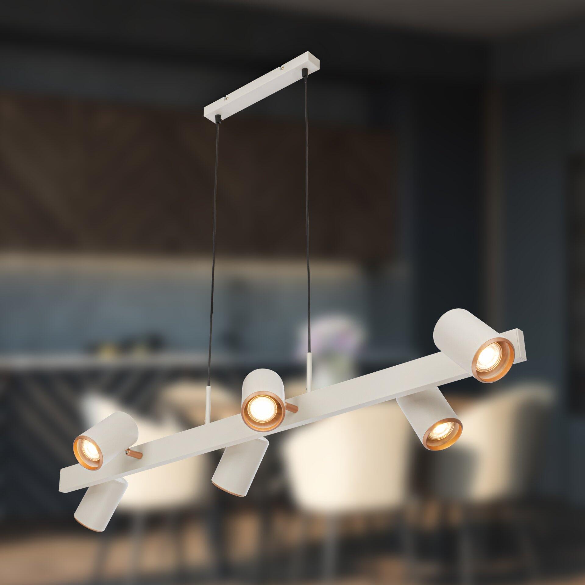 Pendelleuchte Era mit vier schwenkbaren GU10-Spotlights, die an einem schwarzen Stahlseil von der Decke hängt und einen hellen, modernen Akzent setzt.