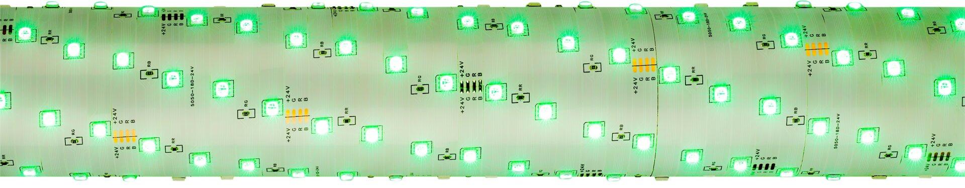 LED-Band BRILO mit zahlreichen hellgrünen, orangefarbenen und schwarzen LEDs auf einer Leiterplatte, Detailaufnahme von oben.