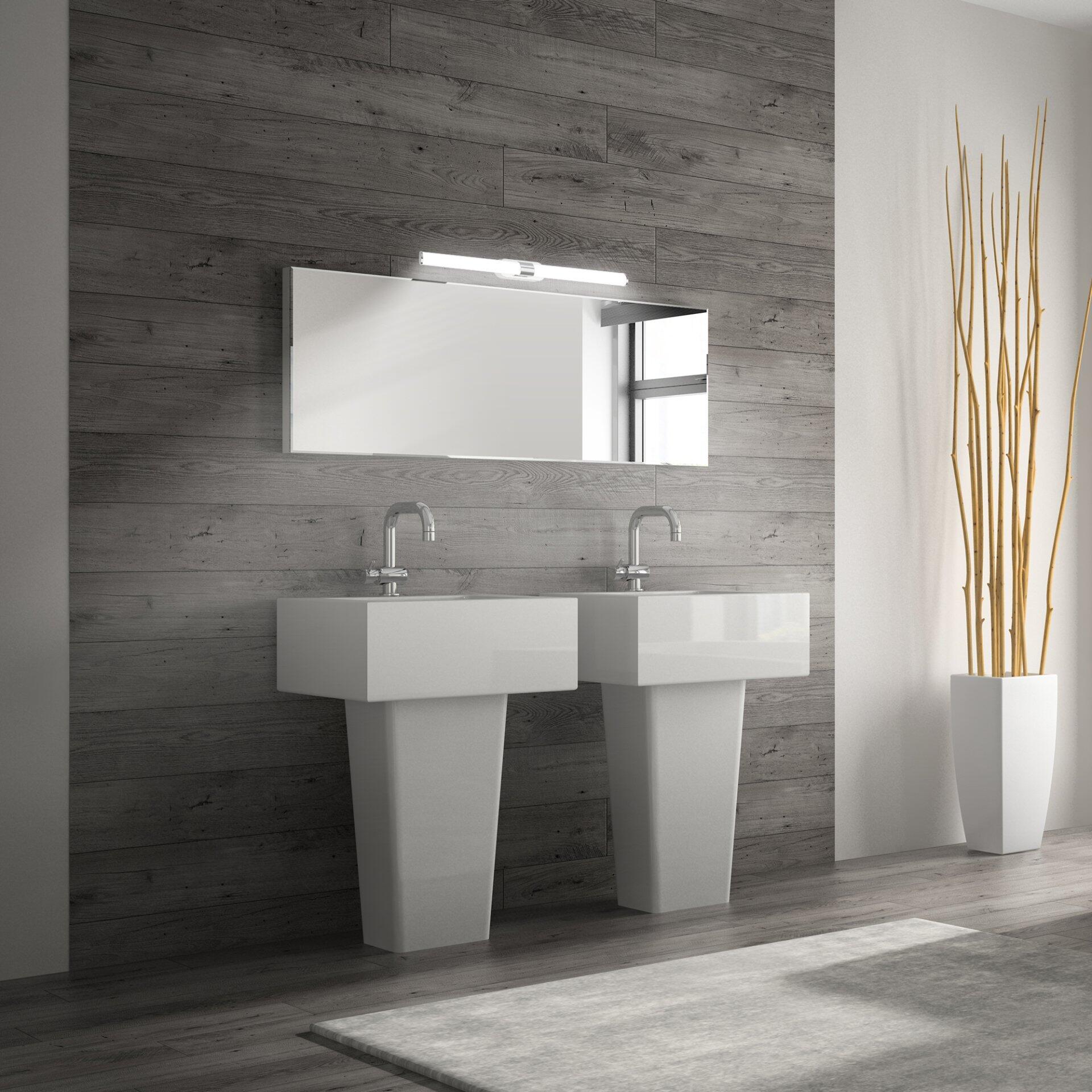 Wandmontierte Badezimmerleuchte Runt mit horizontaler LED-Beleuchtung über zwei moderne Waschtisch-Ständern in einer Badezimmereinrichtung.