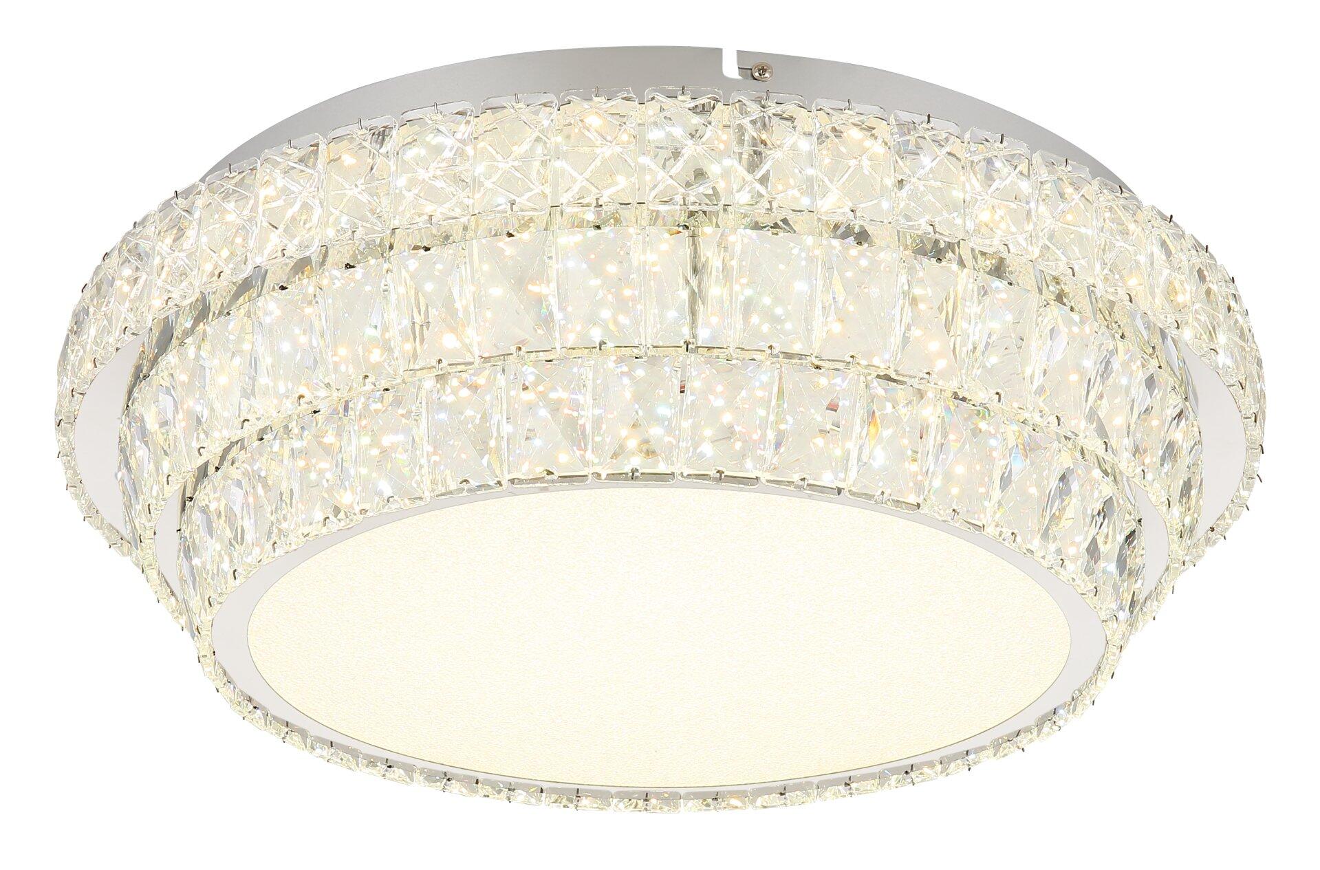 Deckenleuchte KLARA mit facettierten Kristallglassteinen, die das Licht reflektieren und ein funkelndes Lichtspiel erzeugen, aus Frontalperspektive dargestellt.