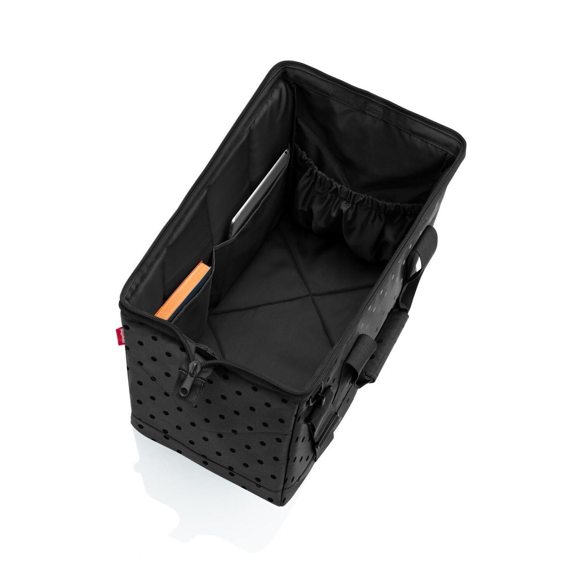 Geöffneter schwarzer Organizer Allrounder l mit Hauptfach, Tabletfach, Bücherfach, elastischen Taschen und Mesh-Fach, aus Vogelperspektive sichtbar.