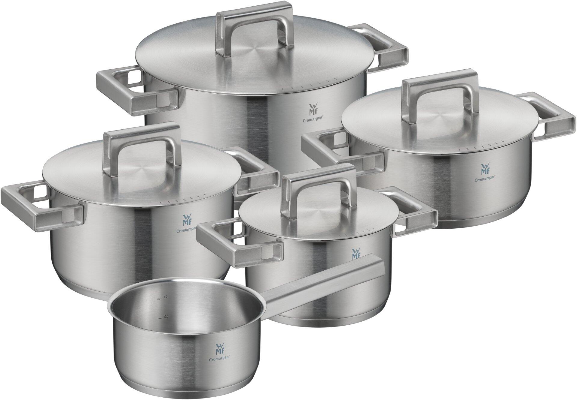 Topf-Set Ultimate Cool: Edelstahl-Kochtöpfe und -pfannen in verschiedenen Größen mit abnehmbaren Deckeln und ergonomischen Griffen, inklusive Messskala im Inneren eines Topfes.
