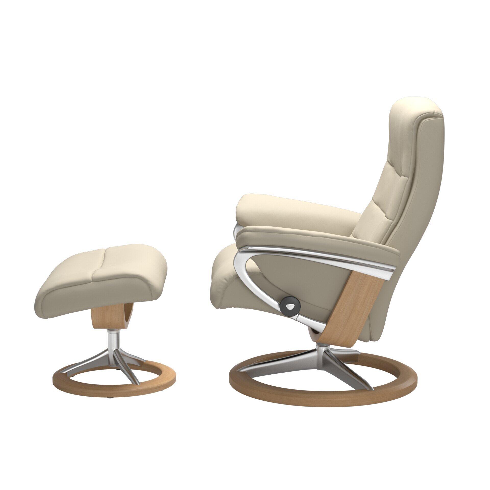 Relaxsessel Nordic in Dreiviertelperspektive mit verstellbarer Rückenlehne, Fußhocker und Drehmechanismus.