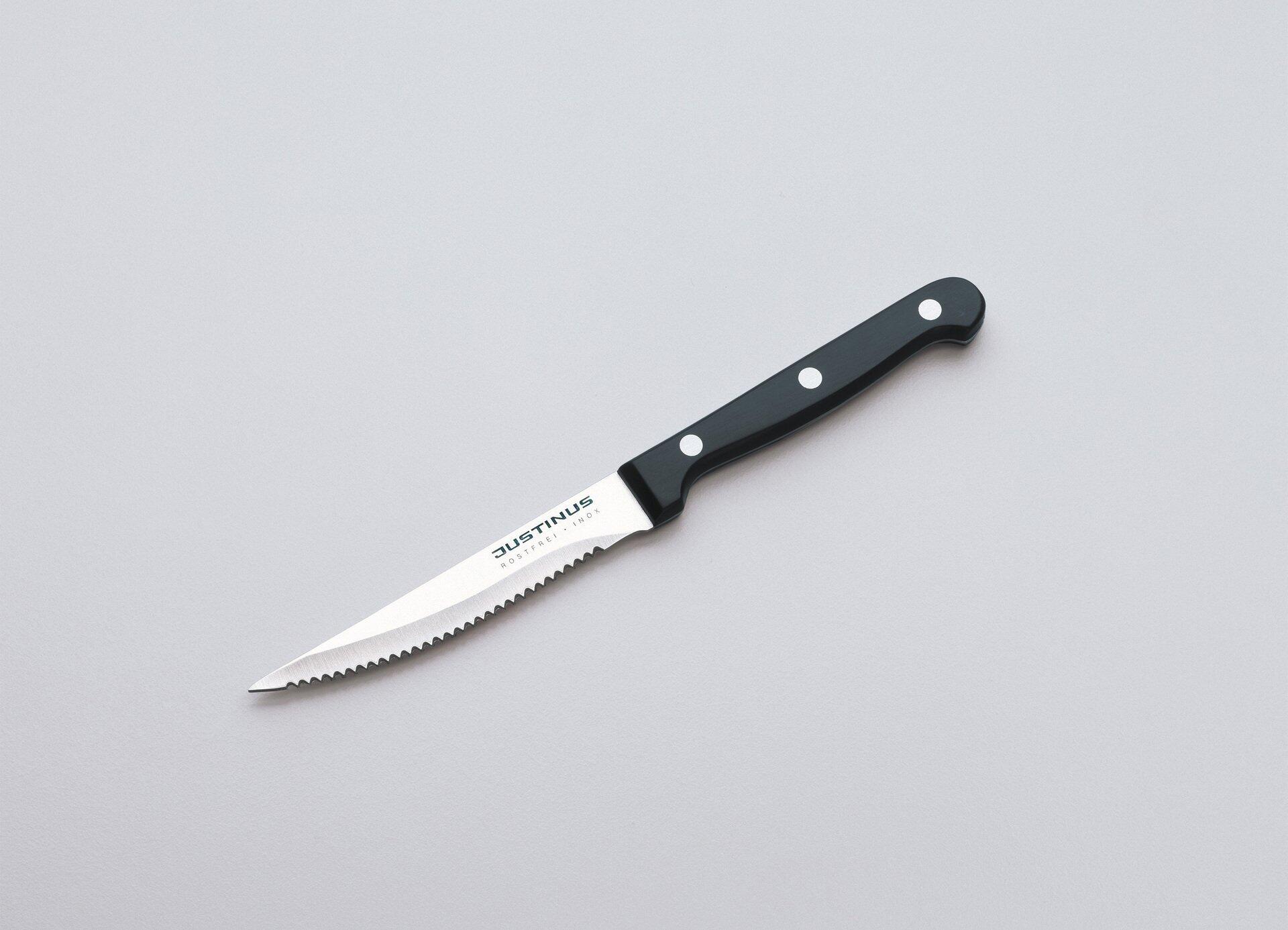 Steakmesser 11 cm Küchenchef mit Edelstahlklinge, gezackter Schneide für Lebensmittel mit rauer Oberfläche und ergonomischem Bakelitgriff mit JUSTINUS Logo.