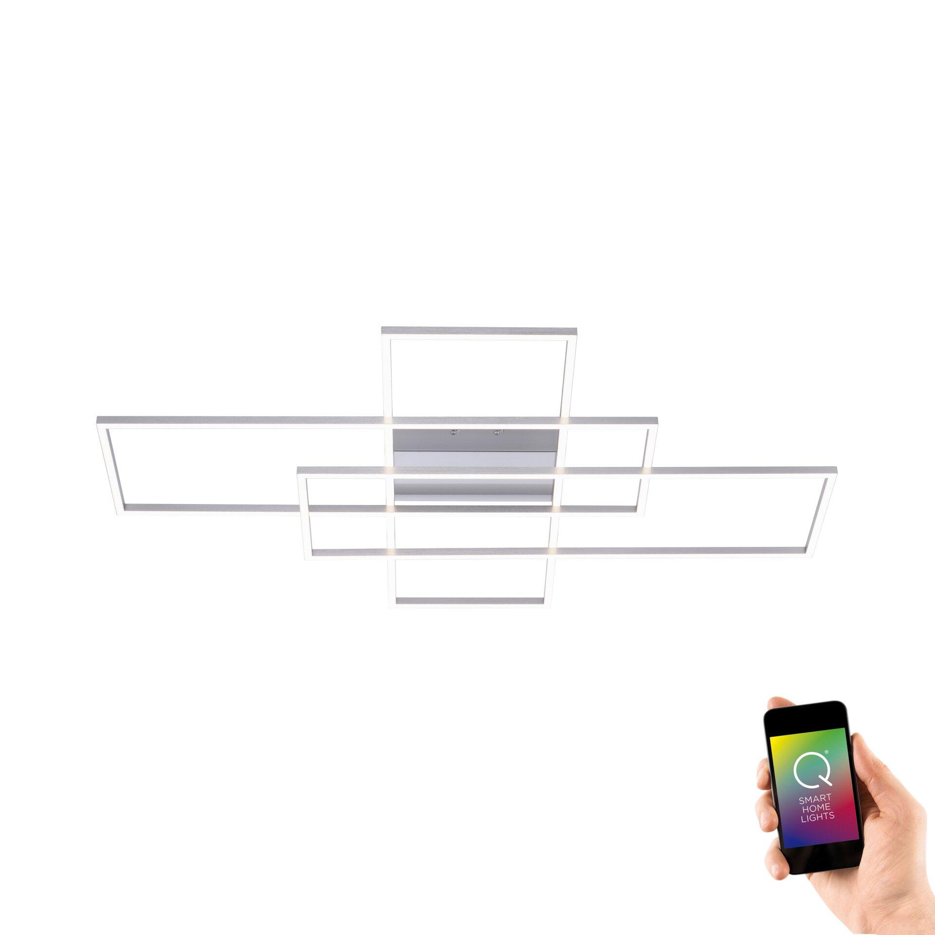 Deckenleuchte Q-Inigo mit minimalistischem Design und Kreuzanordnung, gesteuert per Smartphone-App zur Anpassung der Lichtfarbe und Helligkeit.