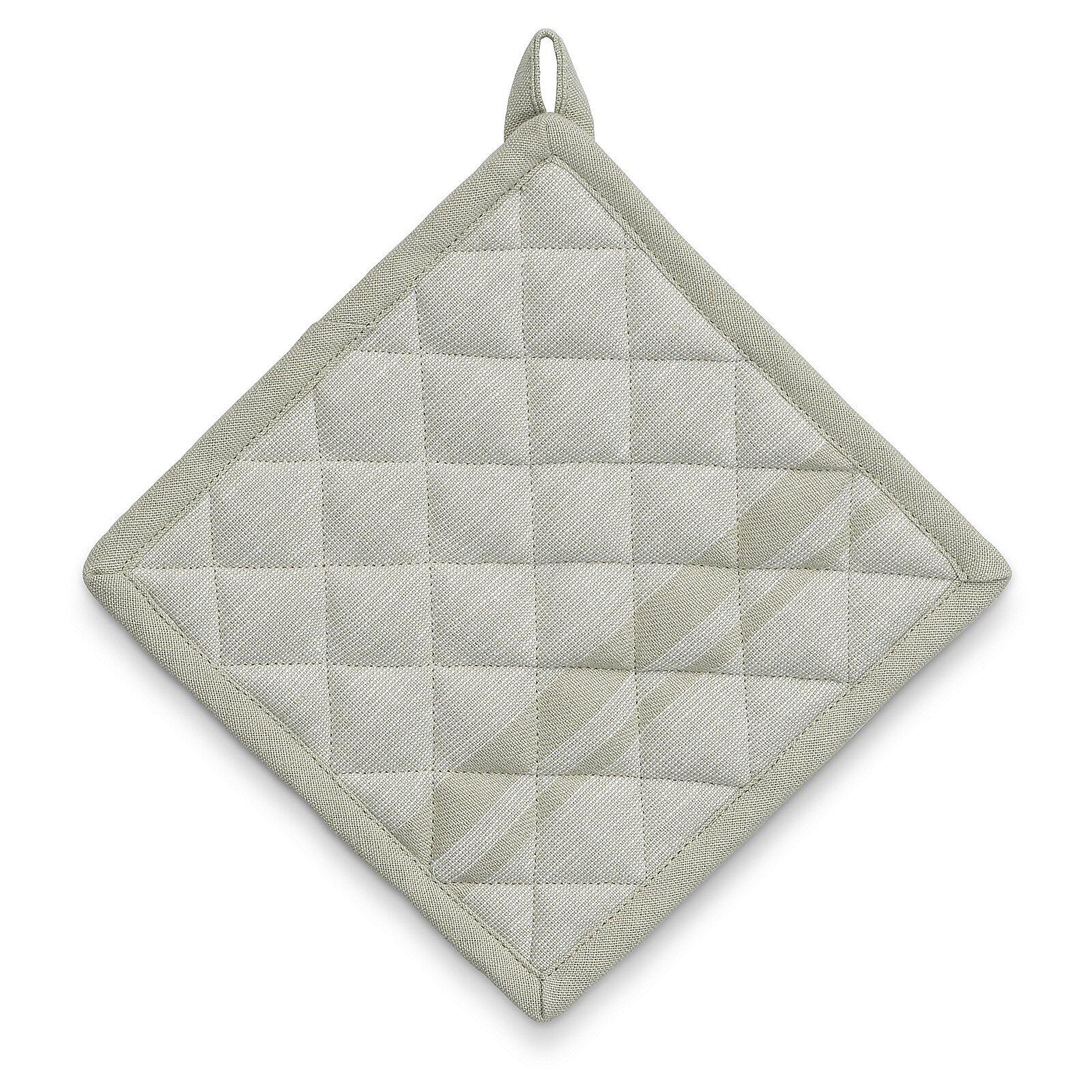 Quadratischer Topflappen Tia mit hellgrau-beigem Karomuster und Quiltstruktur, liegend auf weißem Untergrund mit Schlaufen an den Ecken.