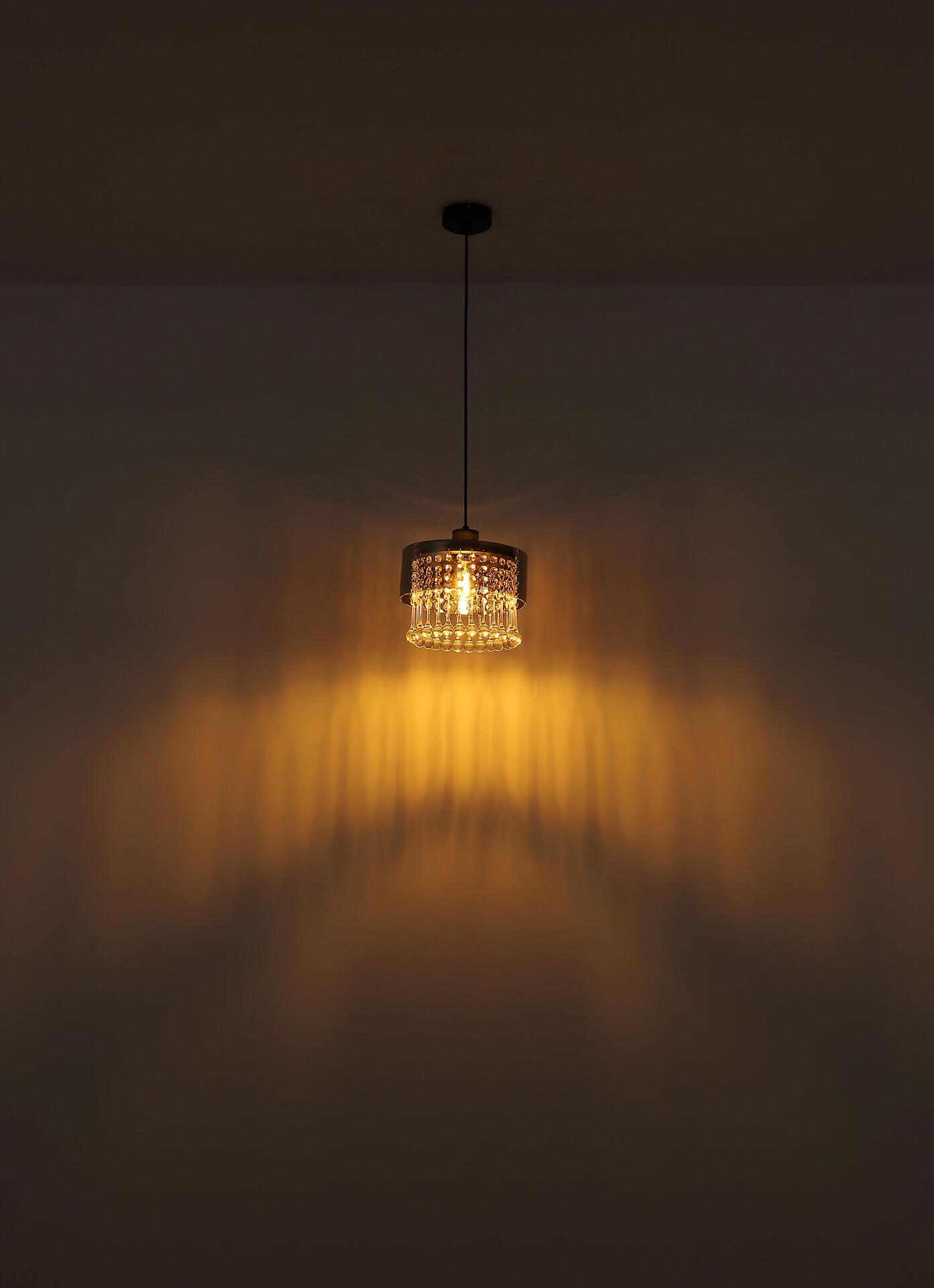 HENDRY Hängeleuchte aus Glas mit Kristallperlen, perspektivisch von unten aufgenommen, zeigt das warme Licht und die dekorative Gestaltung.