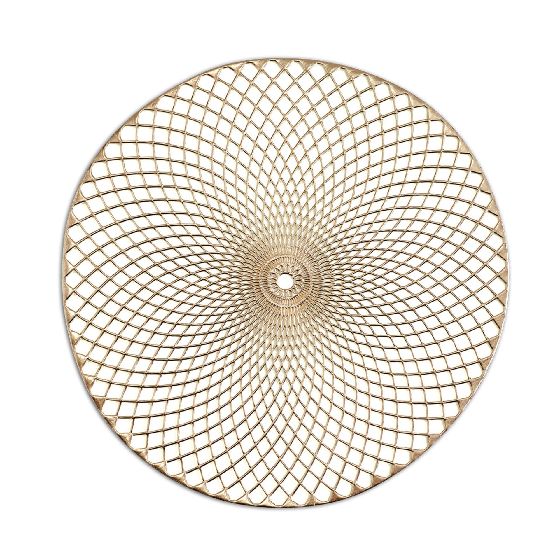 Platzset mit goldenfarbenem, runden Design und filigraner Struktur, die von oben betrachtet ein geometrisches Muster zeigt.
