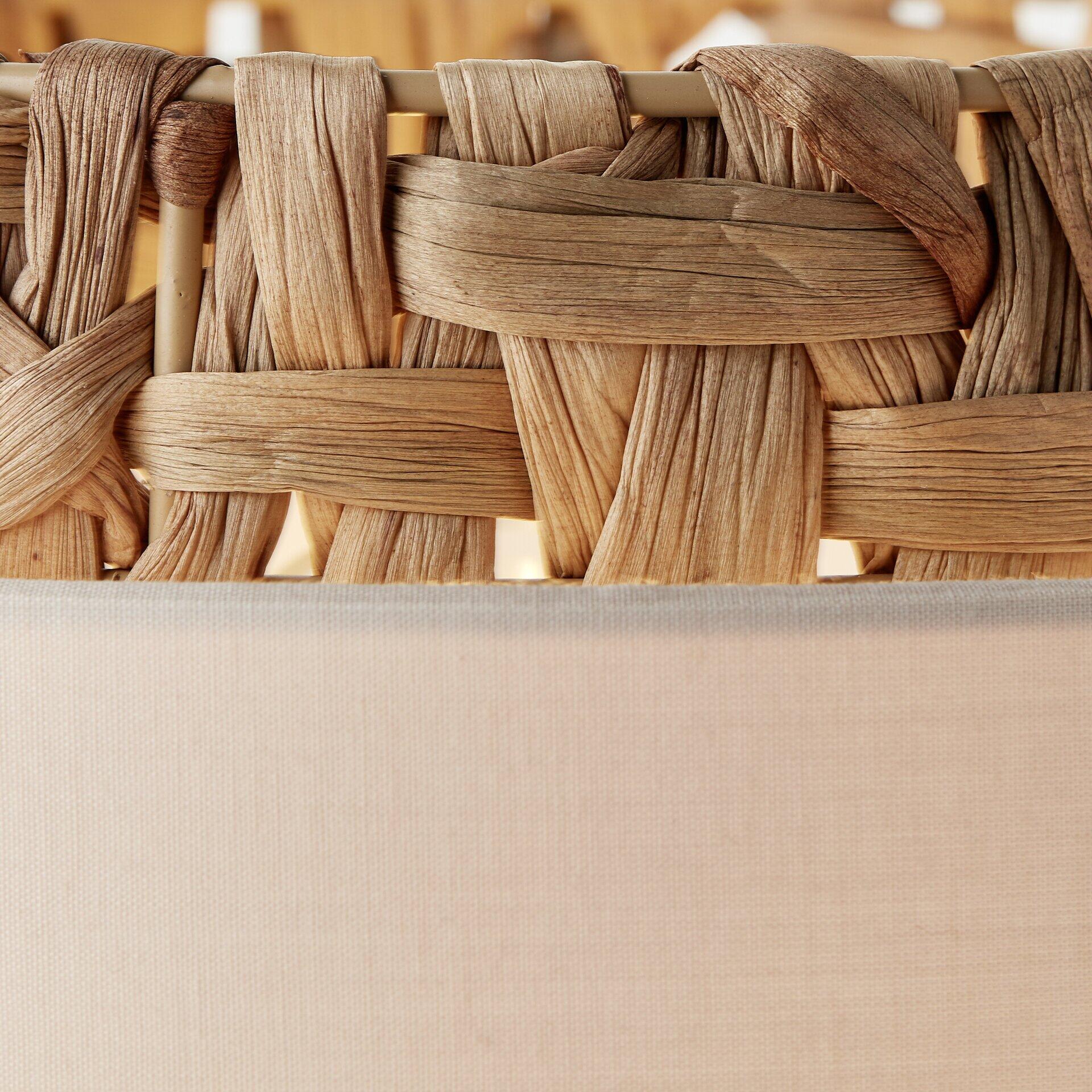 Detailaufnahme des Rattangeflechts der Tischleuchte Waterlilly mit geometrischem Muster und naturbelassenen Rattanstreifen.