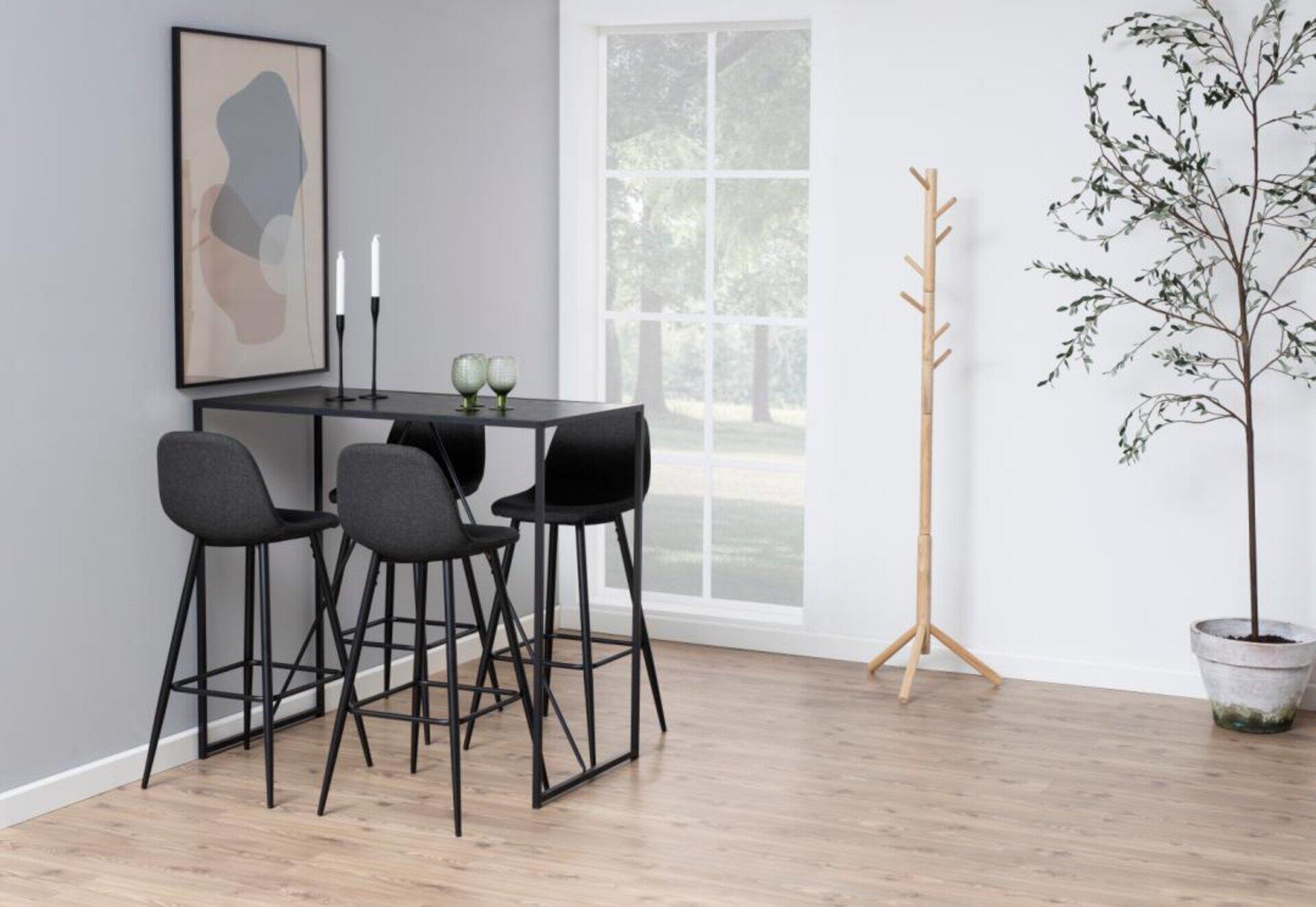 Kleiderständer Bremen im Essbereich, mit Holz-Kleiderhaken sichtbar, eingebettet in ein helles, modernes Ambiente mit Barhockern und Tisch.