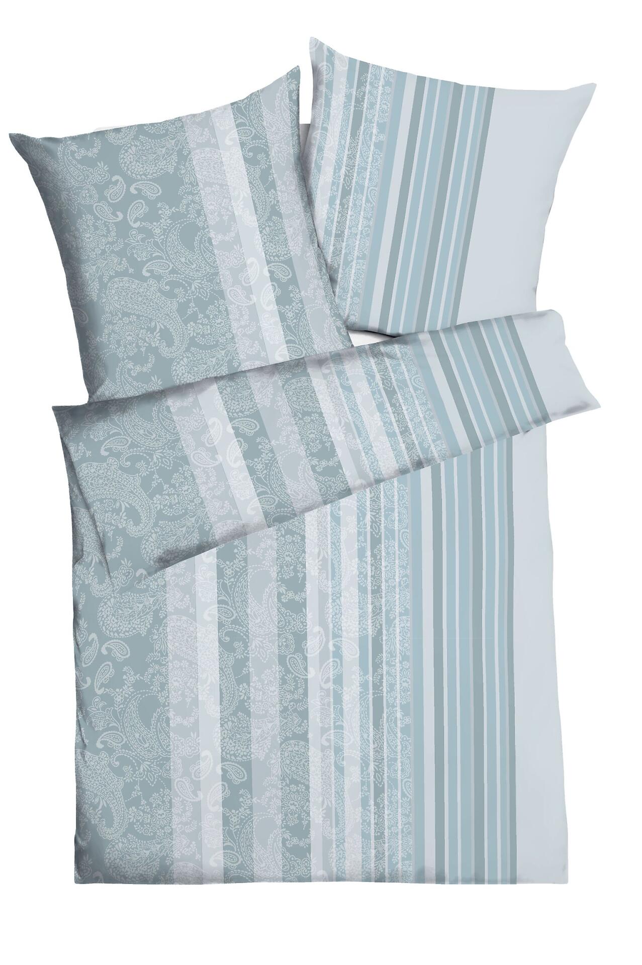 Hellblaues Bettwäsche-Set Firenze mit vertikalem Streifenmuster und dezentem Blumenmuster auf einem Bett mit Metall- und Holzgestell.