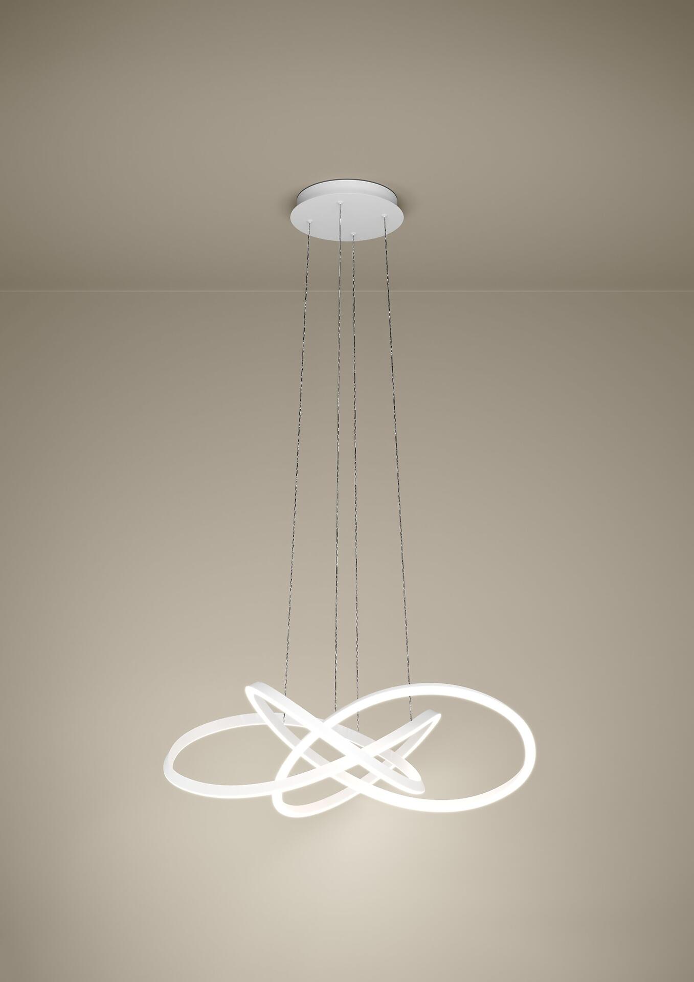 Pendelleuchte Riaza mit ineinander verschlungenen, weißen Ringen und dimmbaren LEDs, die von unten aufgenommen und das dynamische Design der Leuchte hervorhebt.