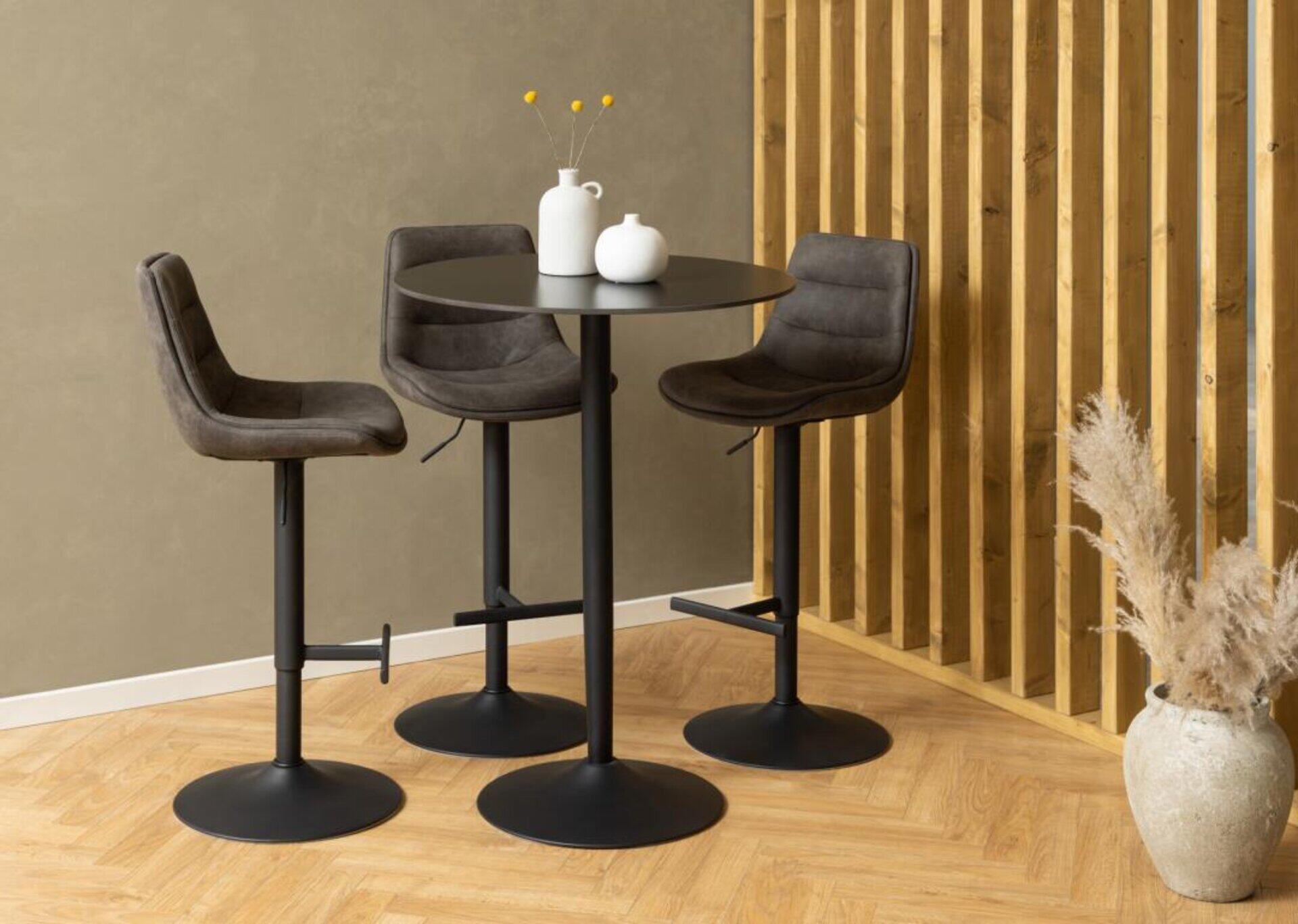 Bartisch Malta mit verstellbaren Barhockern und Rundfuß, präsentiert in stilvollem Ambiente.