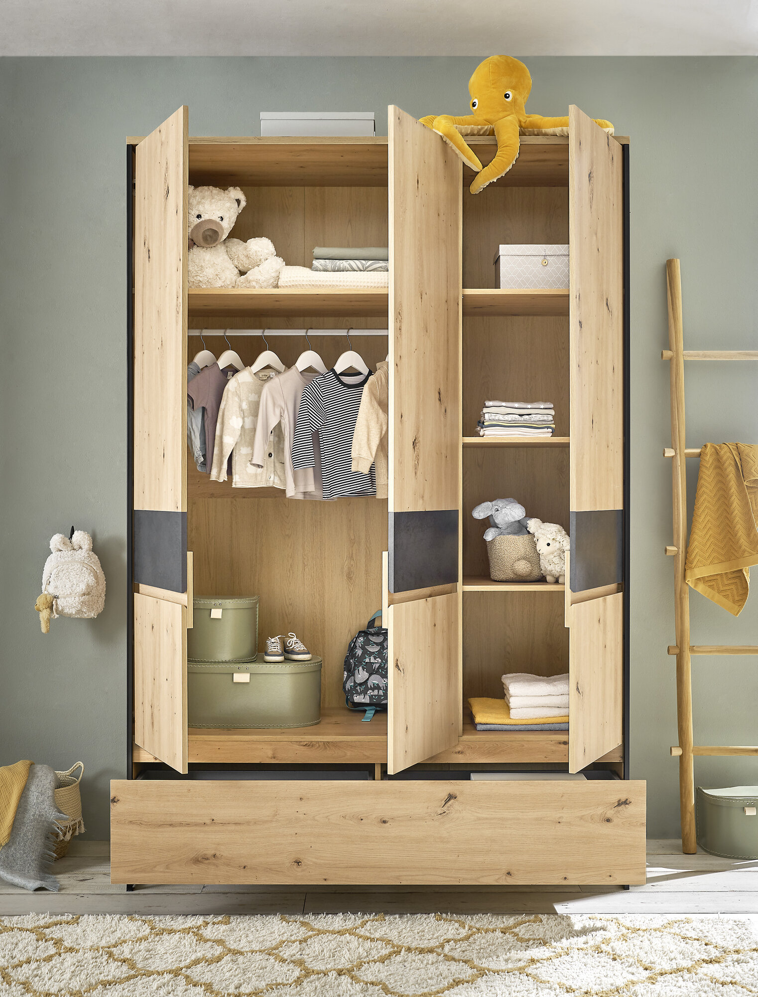 Kleiderschrank, Yunai