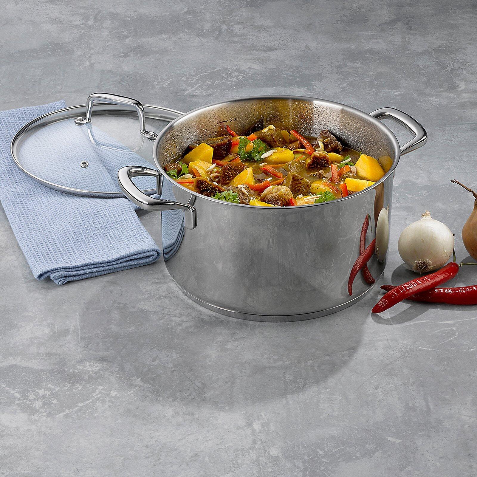 Edelstahl-Kochtopf Flavoria mit Deckel und Gemüsesuppe aus Kürbis, Tomaten, Zwiebeln und Chili, dargestellt aus leicht erhöhter Perspektive.