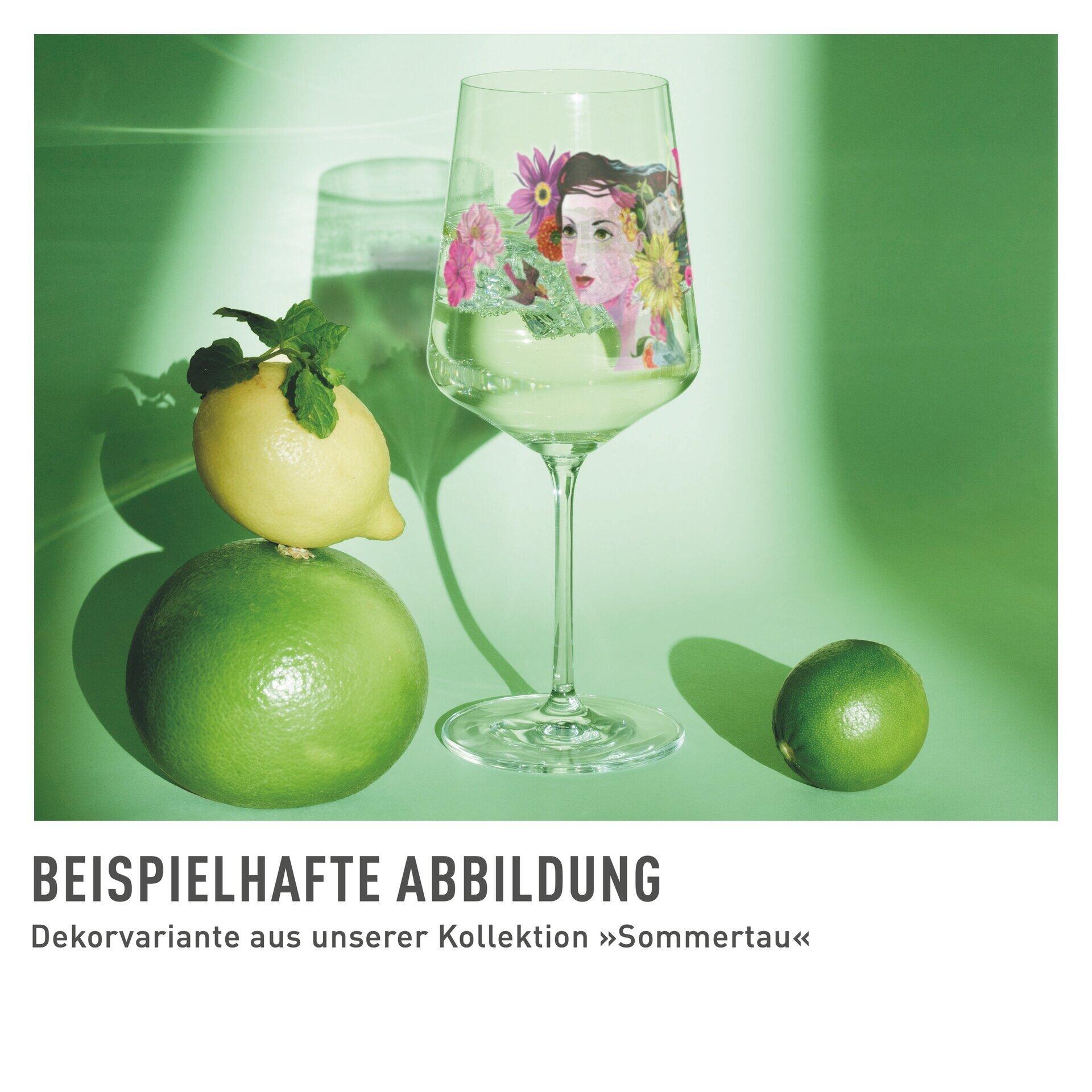 Aperitifglas mit elegantem, schlankem Stiel und breitem Kelch mit aufwendigem Dekor, dargestellt auf grünem Untergrund mit Limetten.