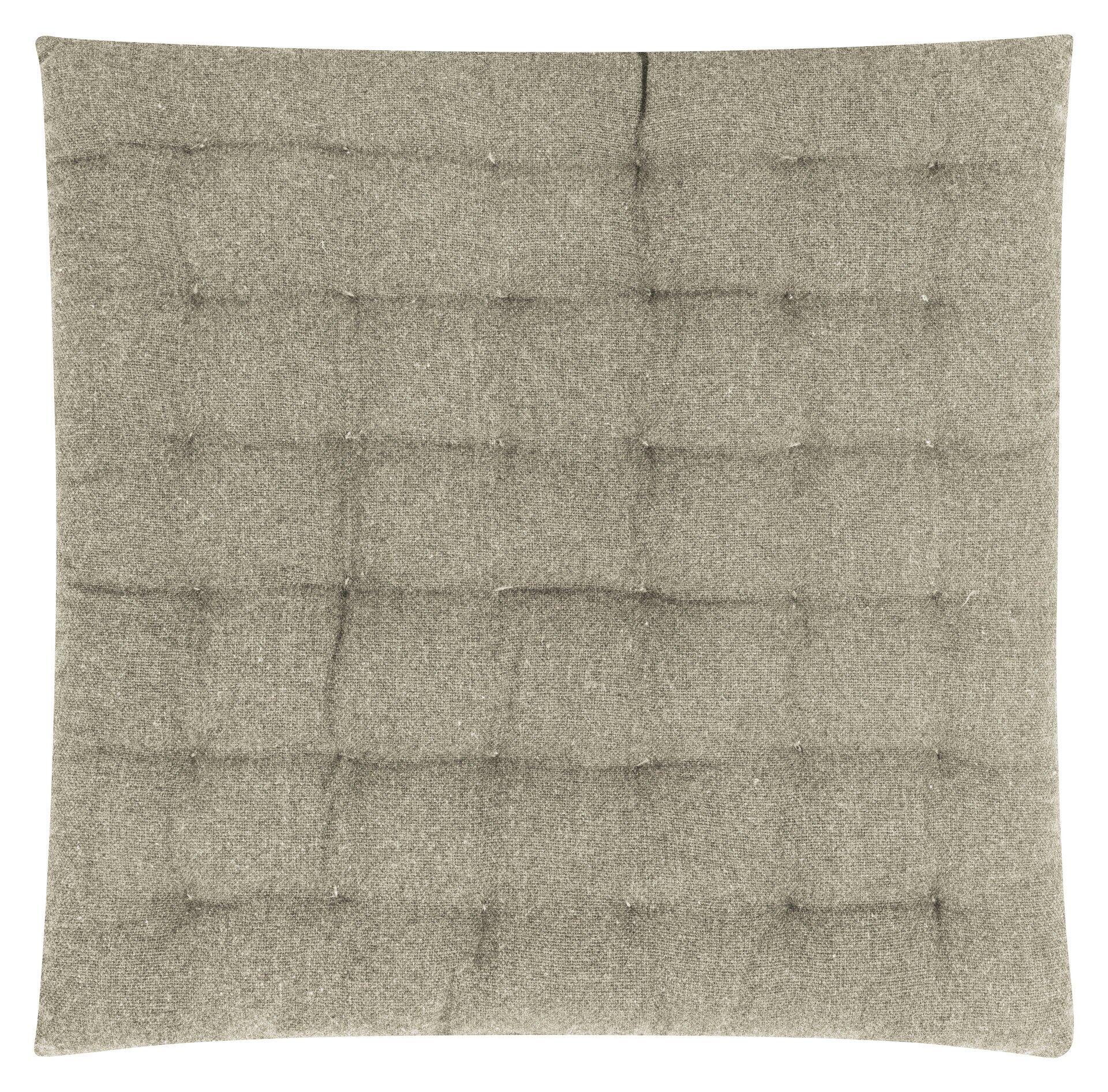 Freya Stuhlkissen Form 18 in taupe mit gepolstertem, punktgestepptem Design und sichtbaren Nahtlinien.
