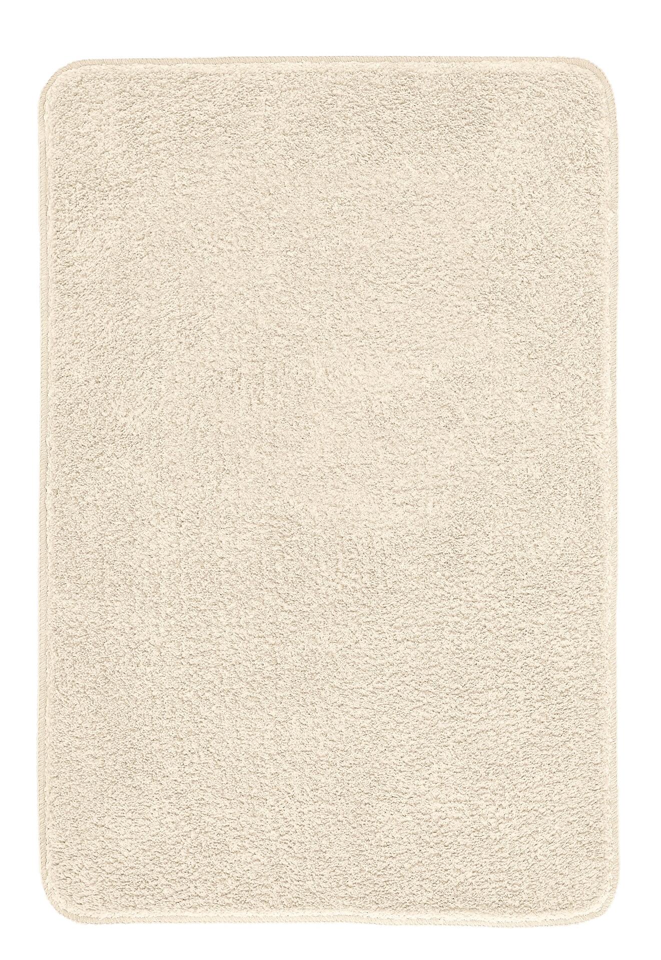 Senkrecht gesehene Detailaufnahme des sandbeige, rechteckigen Badteppichs Marco aus flauschigem Polyester.