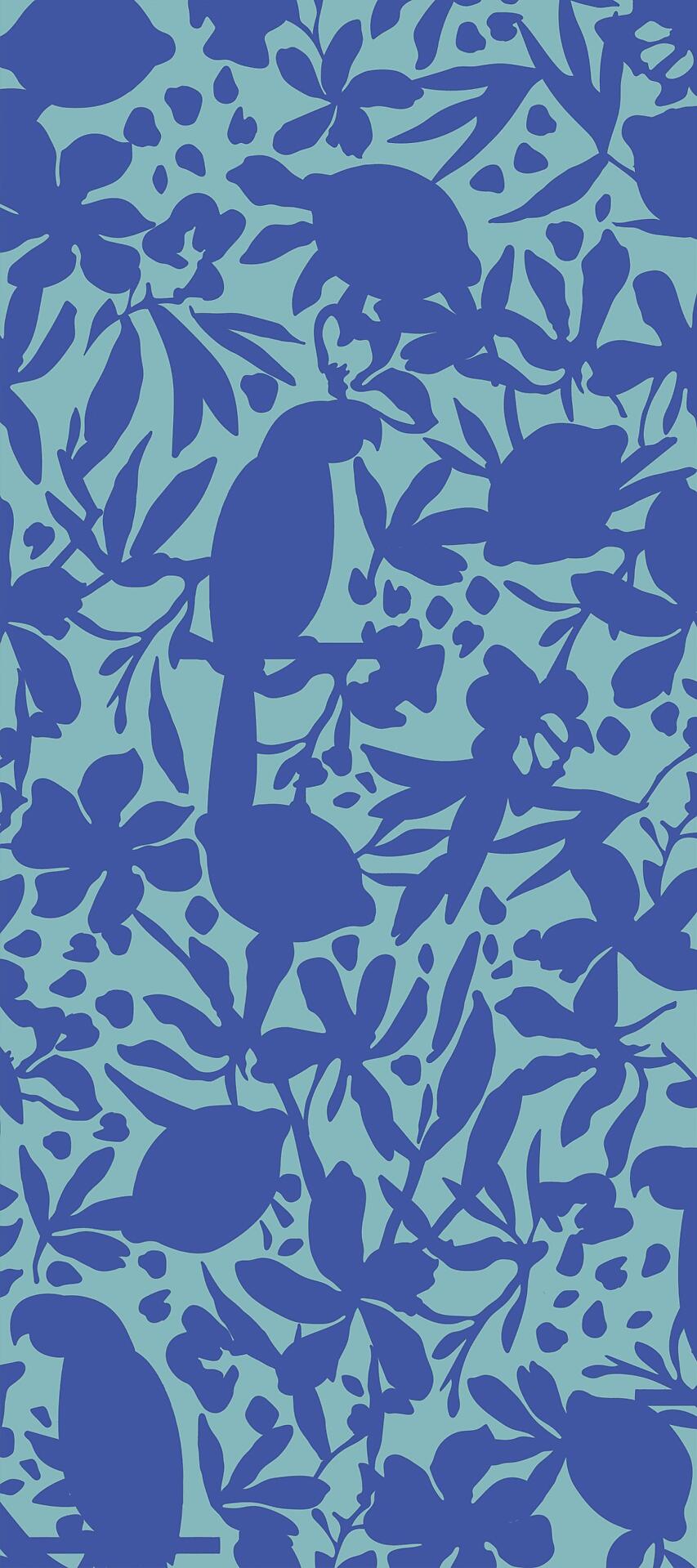 Strandtuch Tropical: Aqua gemustertes Strandtuch vor blauem Blattmuster.