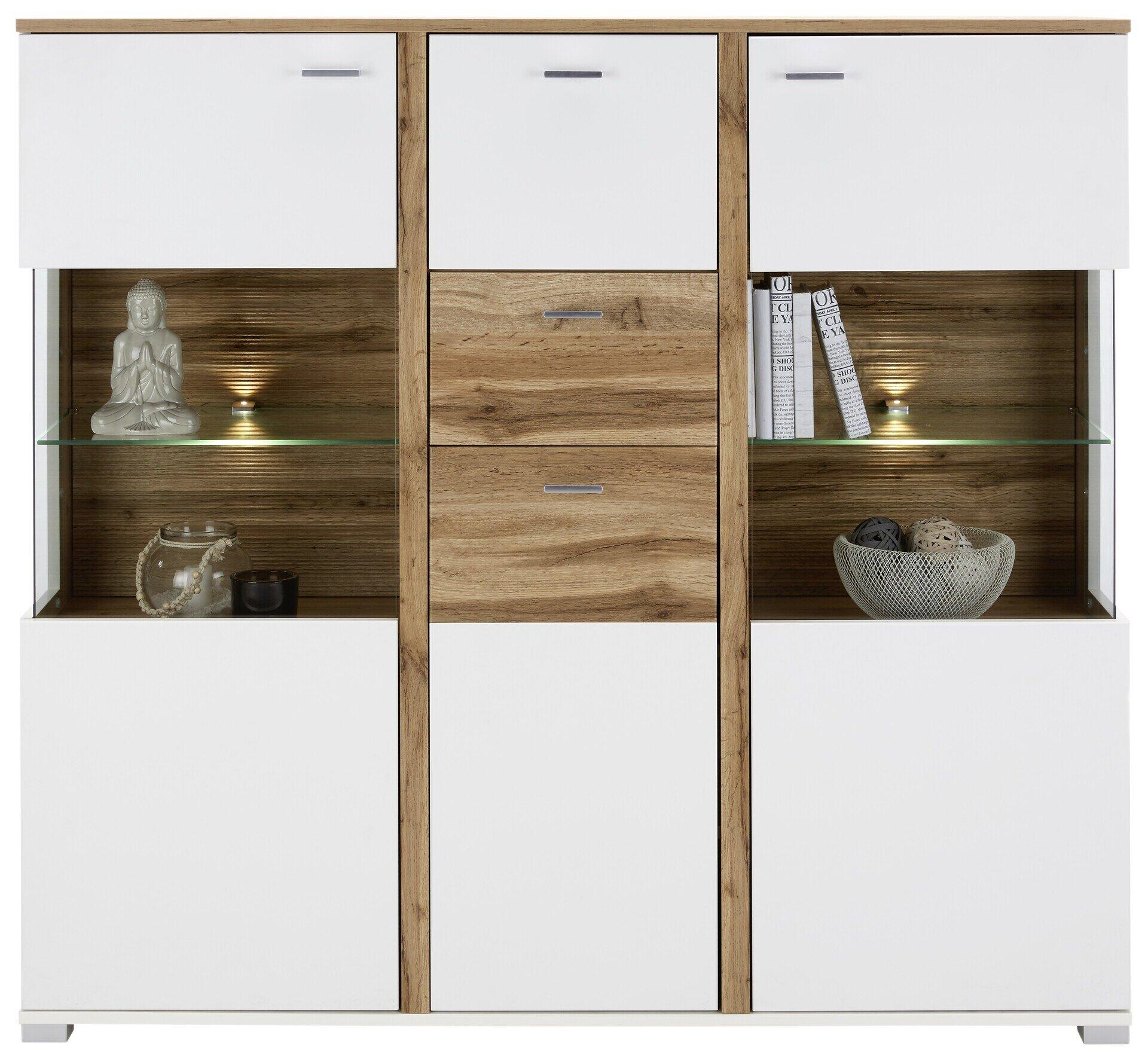 Highboard Alamo mit weißer Lackfront, Eiche Altholz-Applikationen, Seitenverglasung und LED-Beleuchtung, die dekorative Elemente im Schrankinneren hervorhebt.