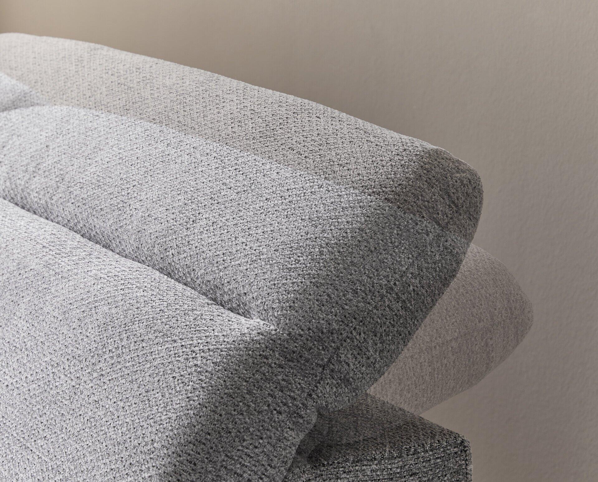 Detailaufnahme des grau strukturierten Stoffbezugs des Retro Ecksofas, das eine weiche, dicht gewebte Textur zeigt.