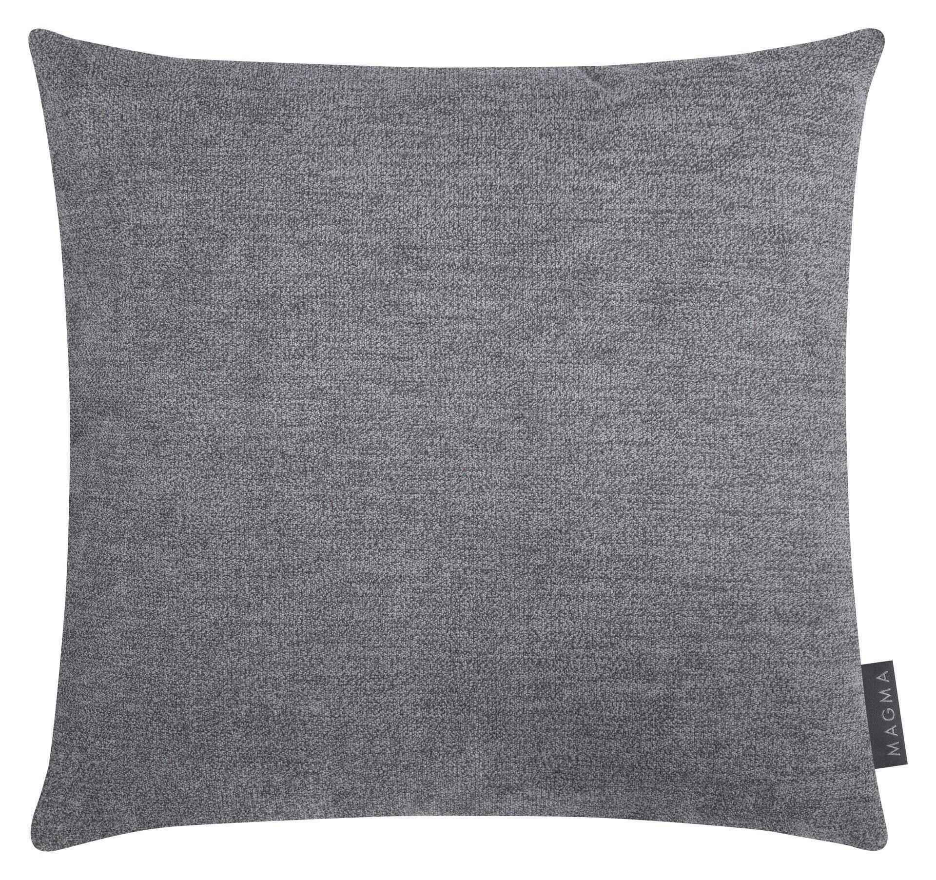 Graues, quadratisches Kissen Alfa mit strukturierter Velour-Oberfläche und "MAGMA"-Etikett.