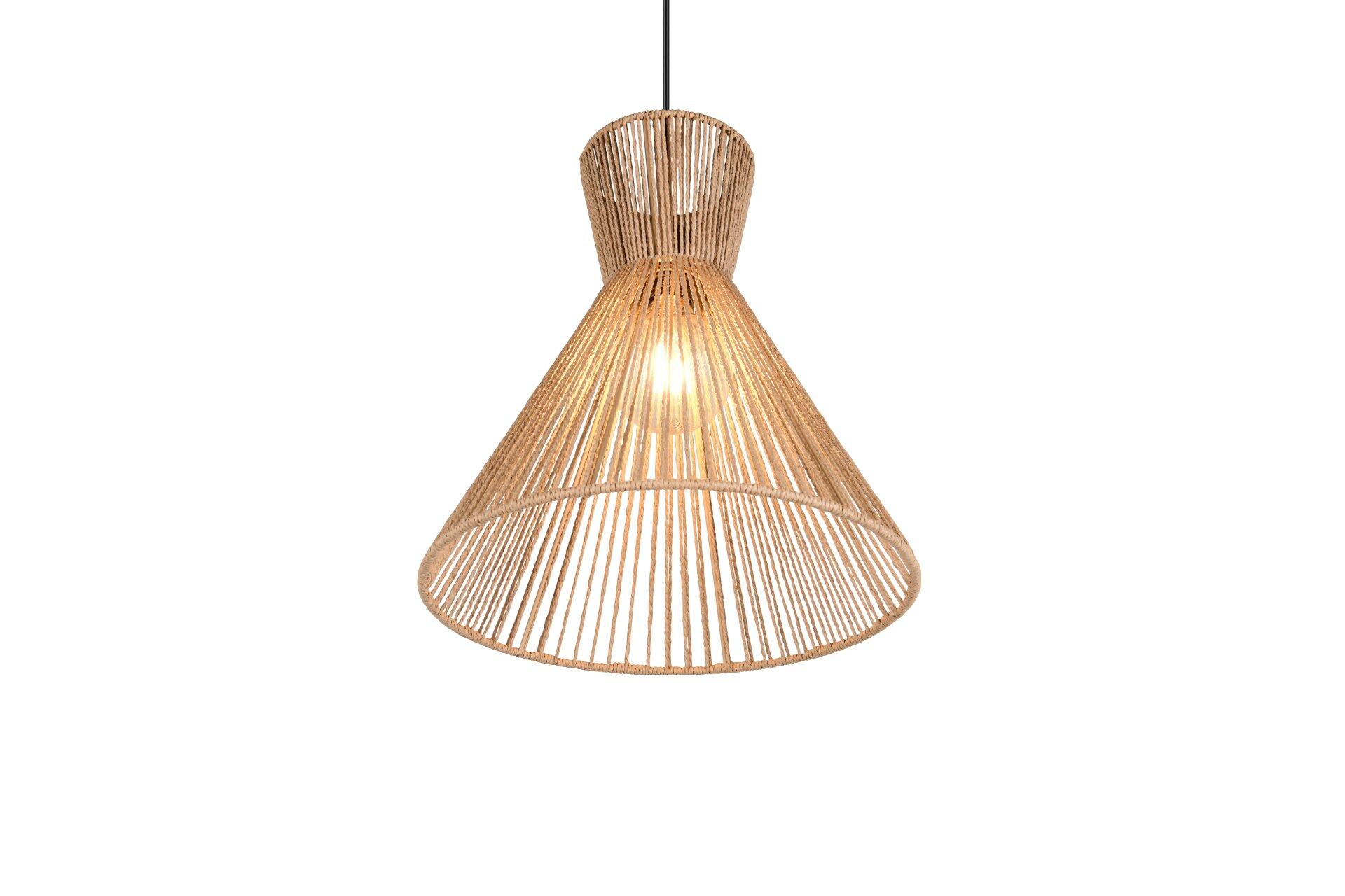 Pendelleuchte Rosalie aus Rattan-Optik mit konischer Form und filigranem Geflechtmuster, das warmes, indirektes Licht abstrahlt.