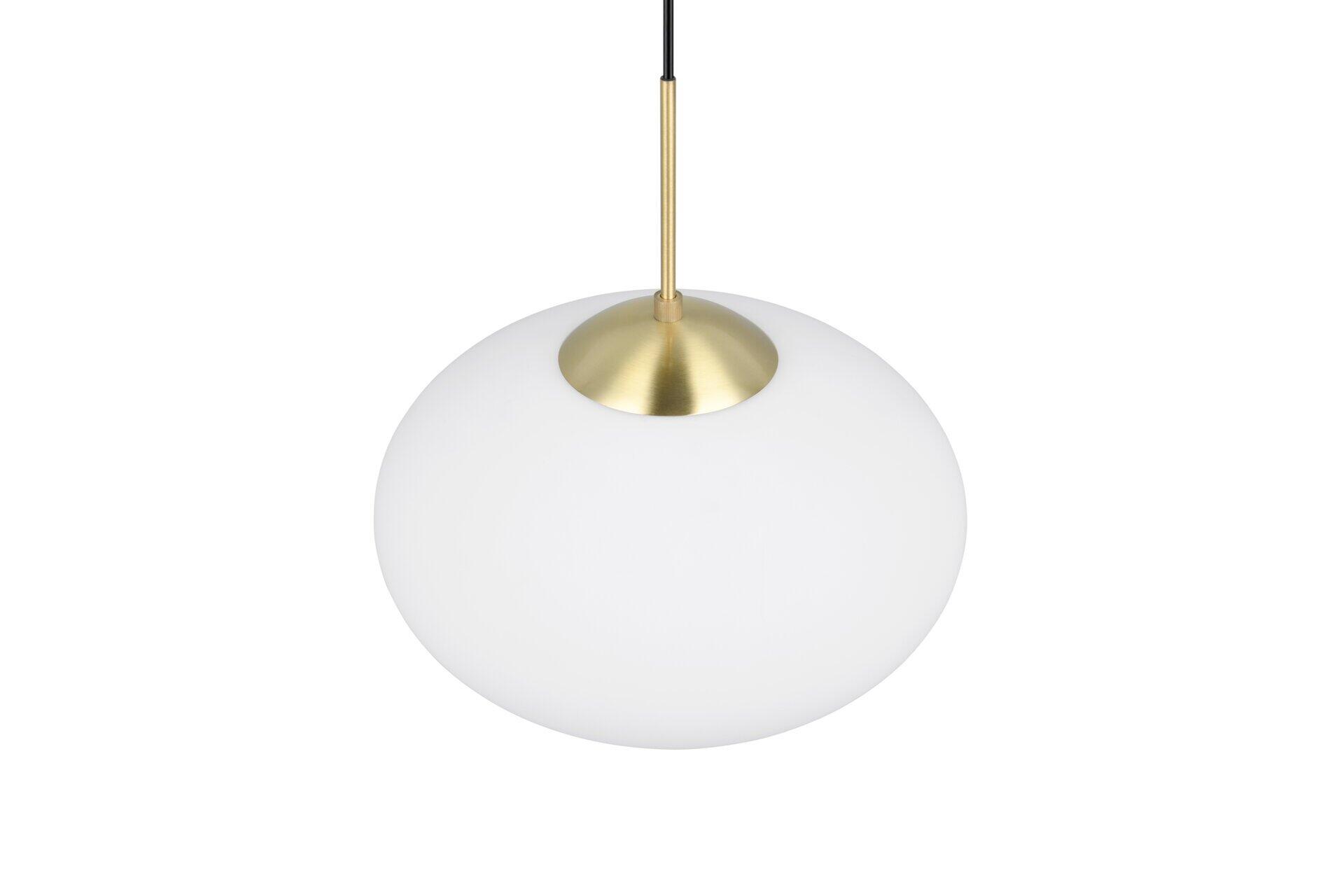 Pendelleuchte Fomento im Gegenlicht: Weißer, kuppelförmiger Schirm mit goldenem Ring und zylindrischem Aufhängeelement an schwarzem Kabel.