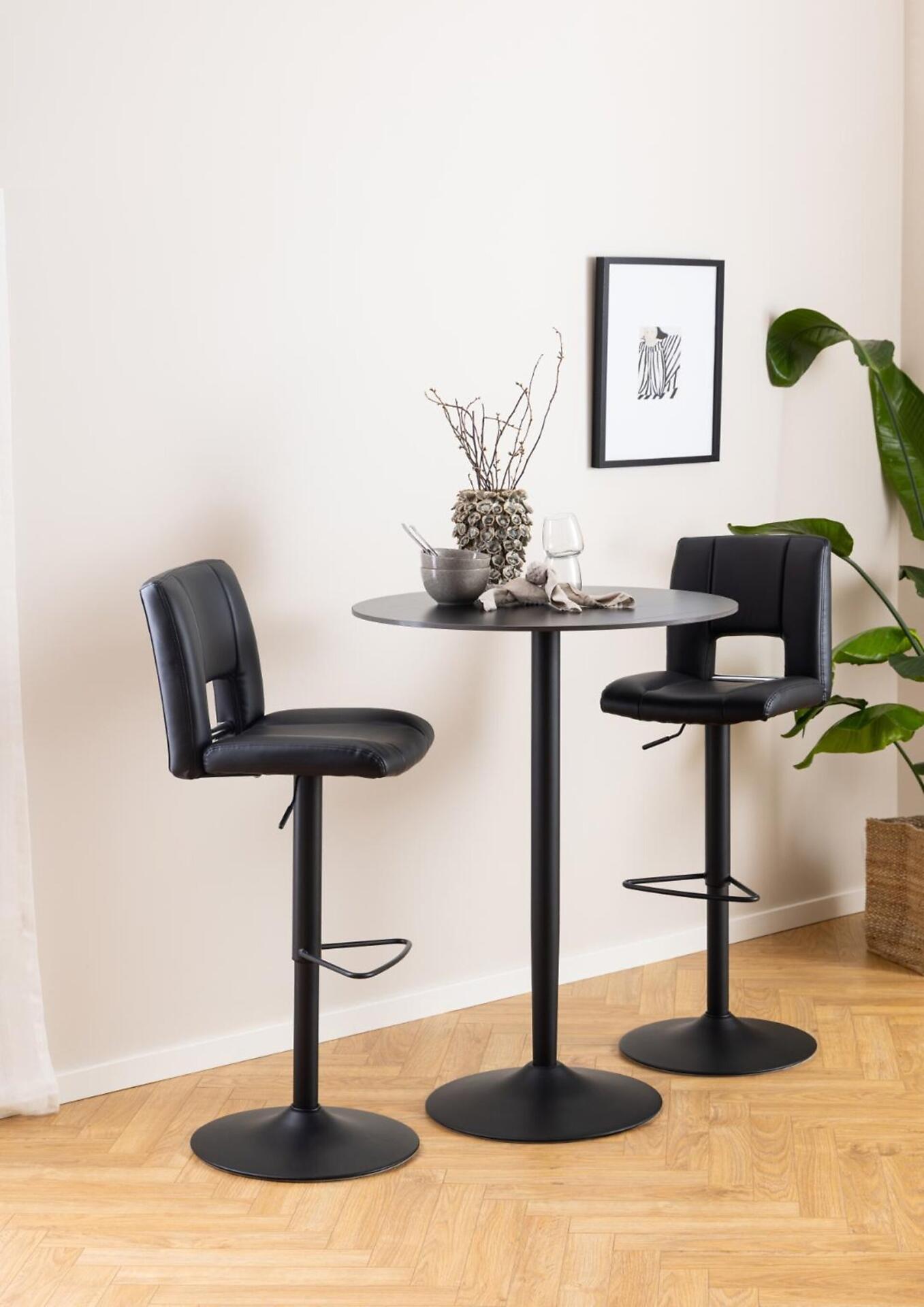 Bartisch Malta mit Barhocker und dekorativer Schale im modernen Barambiente aus leicht erhöhter Perspektive.