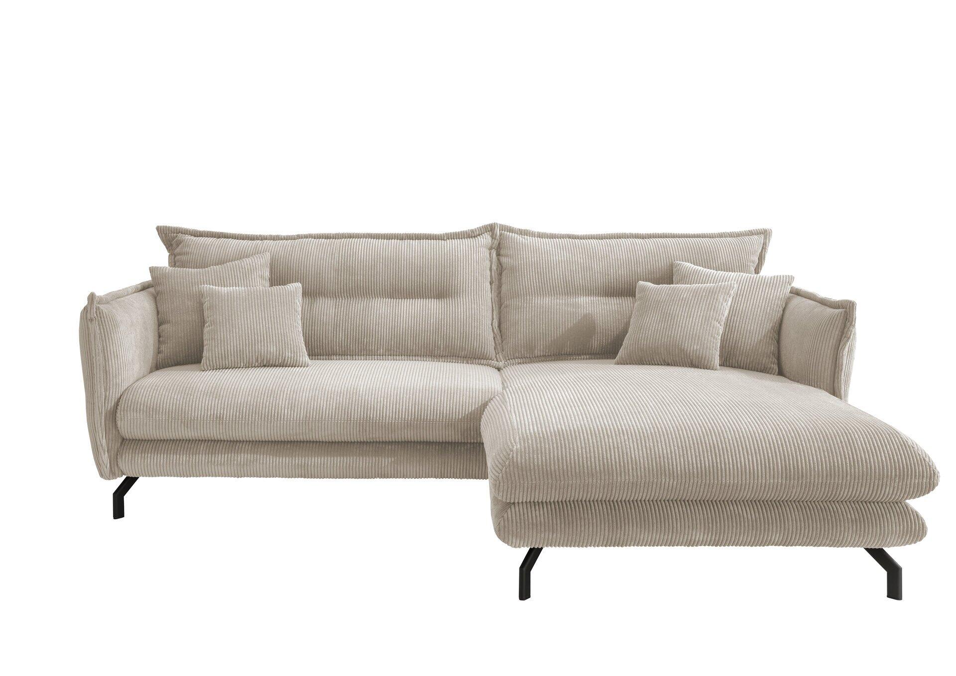 Ecksofa Lava in Frontalperspektive mit schwarzem Winkelfuß, Eckaussparung als Chaiselongue und hoher Rückenlehne für gemütliches Sitzen.