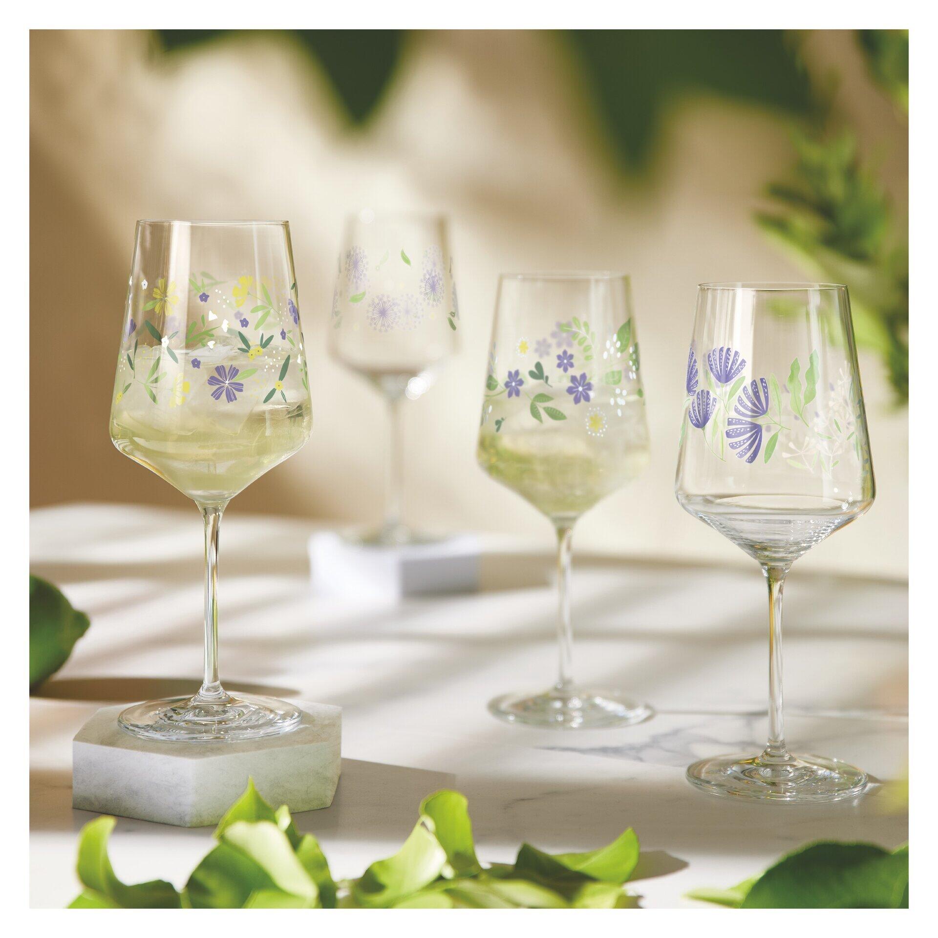 Aperitifglas-Set mit floralen und blattartigen Motiven in zarten Grüntönen und Lilatönen, dargestellt in leicht konischem Design und perspektivisch aus der Vogelperspektive auf einem hellgrauen Untergrund.