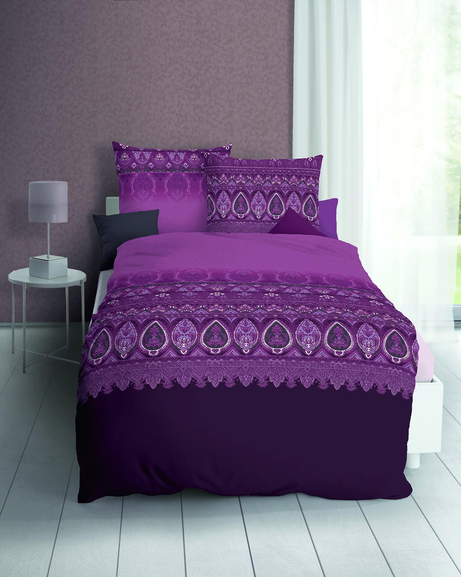 Burgundfarbene Bettwäsche Opulence aus Satin-Baumwolle mit Reißverschluss und dekorativem Streifenmuster auf Bett und Kissen.