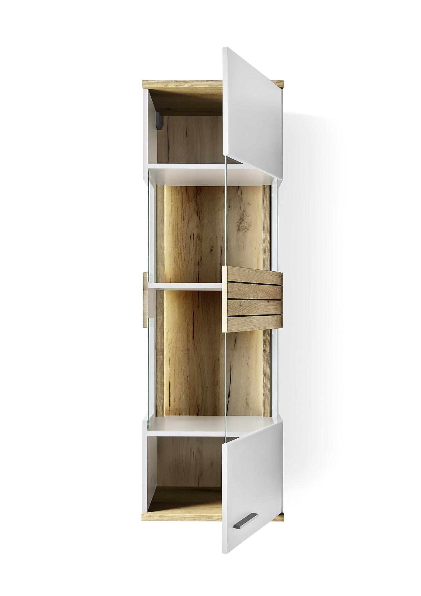 Hängevitrine MR Quincy ZAMV01 in Seitenansicht mit geöffneter Tür und Einblick in das helle, innenliegende Fachsystem mit Schublade und Holzstruktur-Furnier.