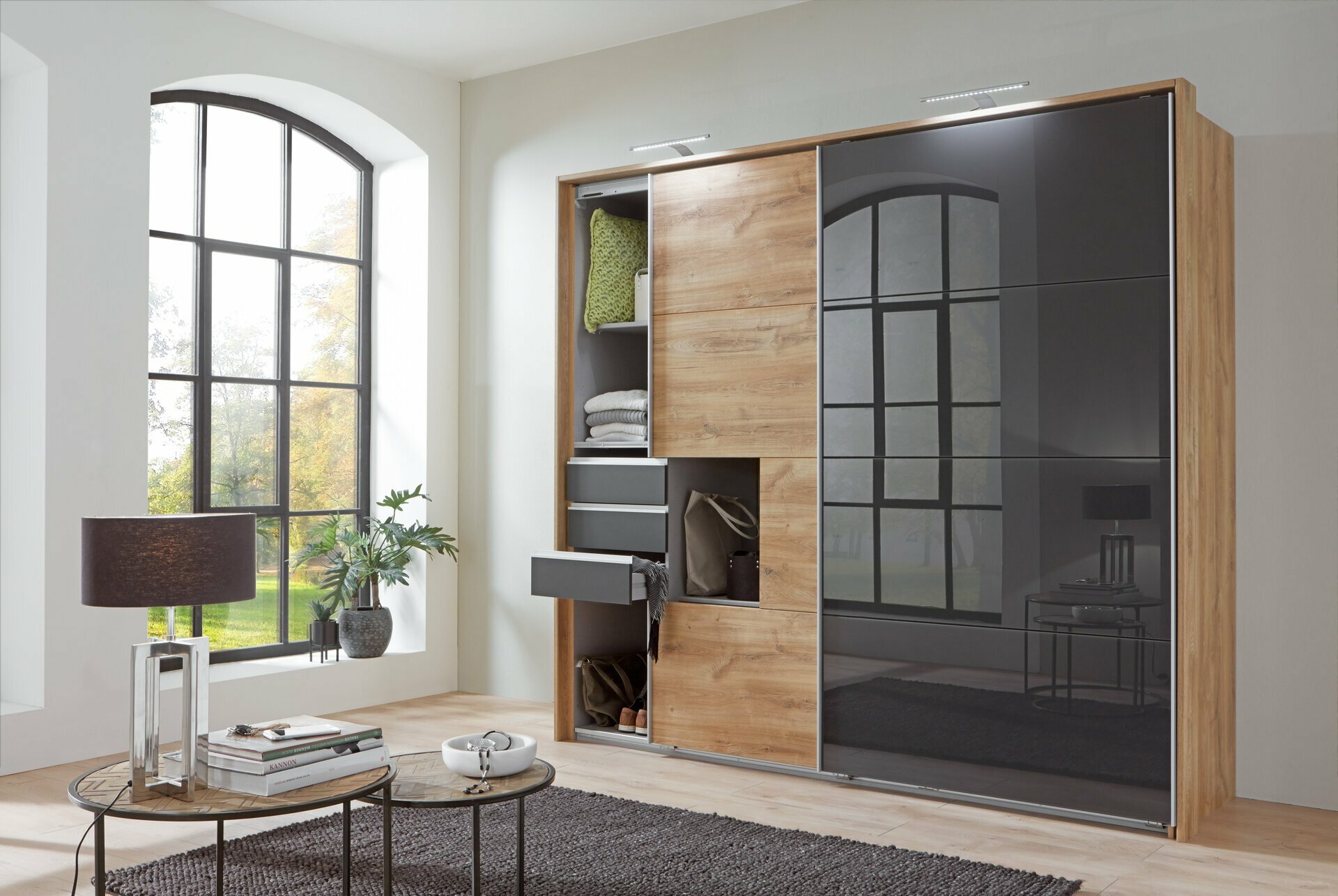 Schwebetürenschrank, Saigon