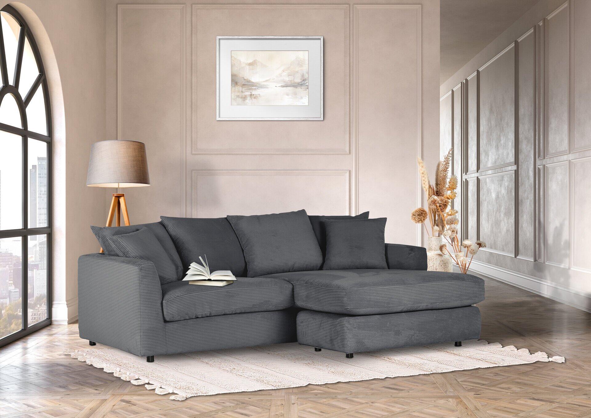Graues Ecksofa Donato aus zwei Elementen mit Anstellhocker, abgebildet aus Frontperspektive mit drei passenden Kissen.