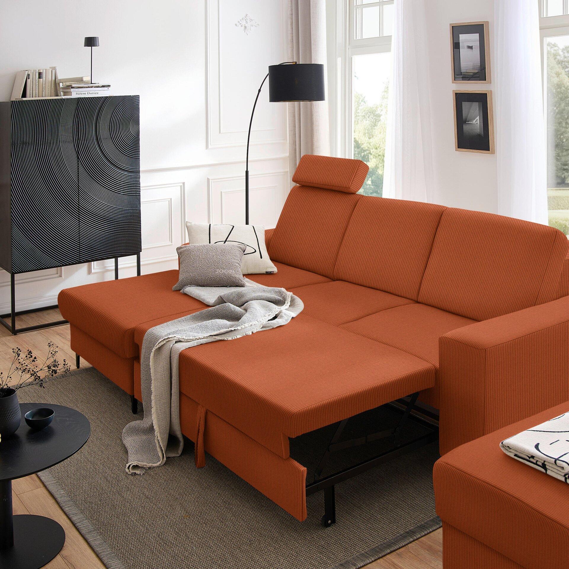 Ecksofa Balina in Orange mit ausgeklappter Schlaffunktion und Winkelfüßen, gezeigt aus leicht erhöhter Perspektive im modernen Wohnzimmer.